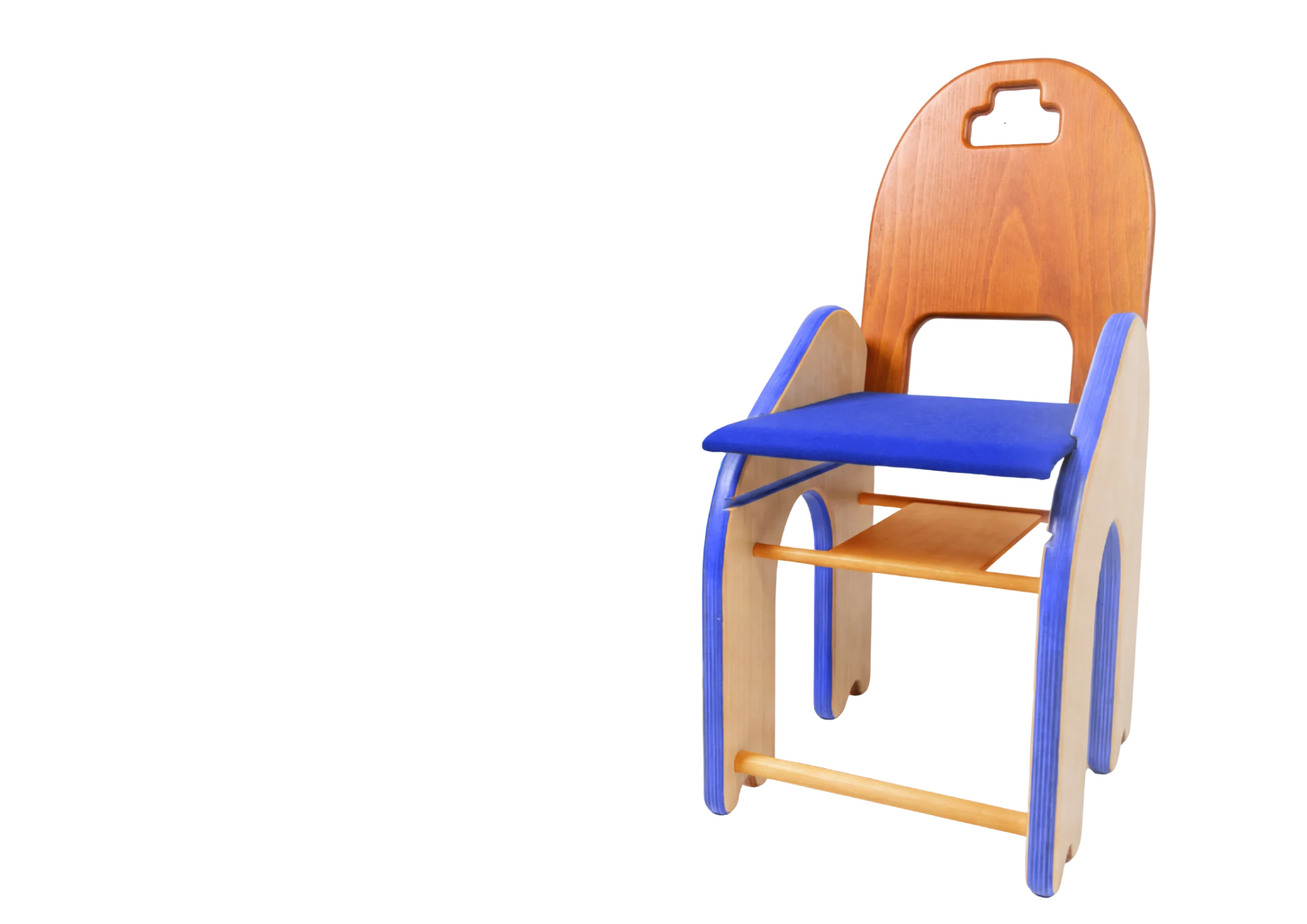 Sedia alta in legno con sedile imbottito blu e dettagli blu, progettata per bambini.
