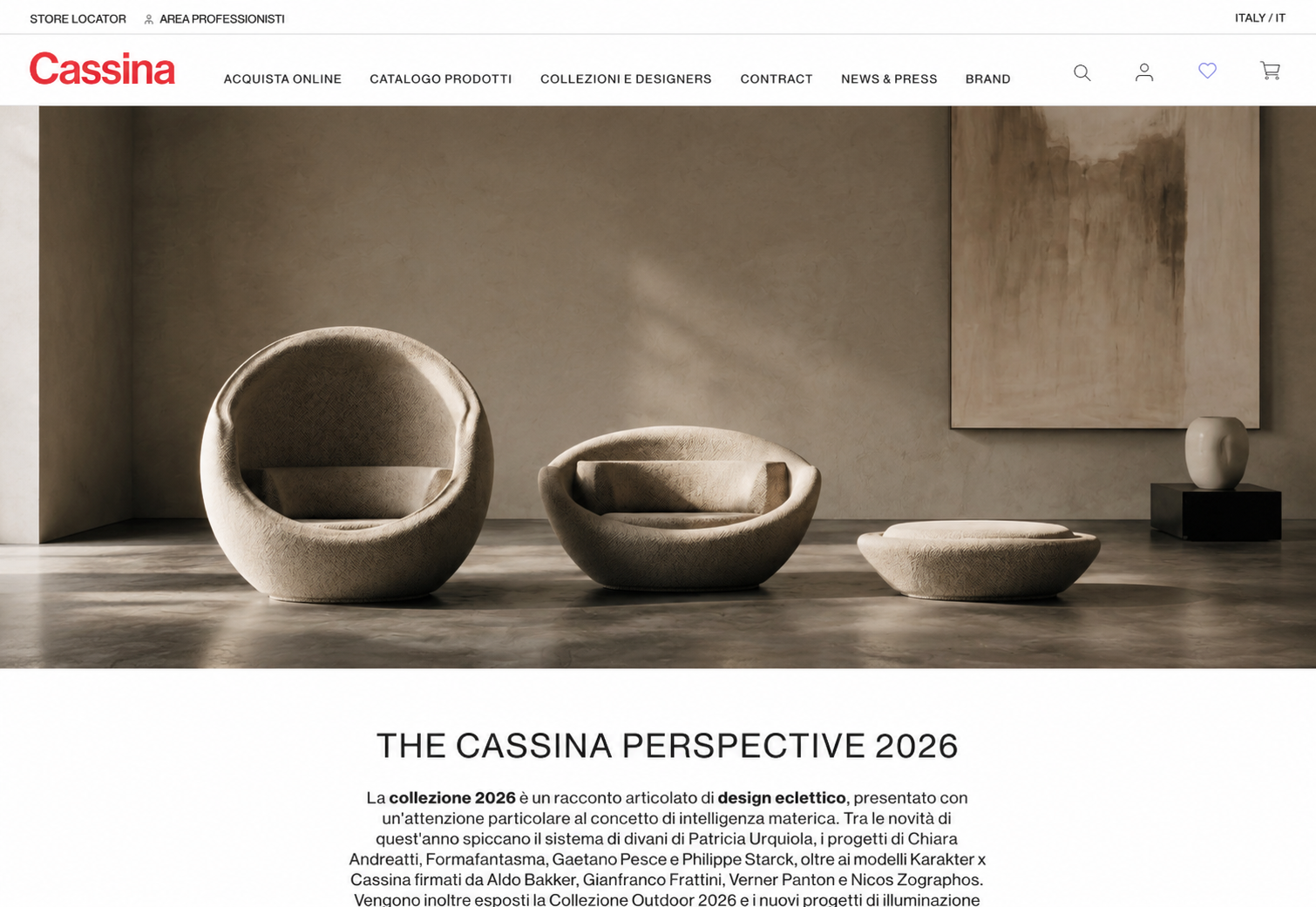 Interior minimalista con tre sedute di design, una grande e due più piccole, in tonalità beige, con sfondo di pareti in tonalità neutra, decorato con un quadro e una scultura.