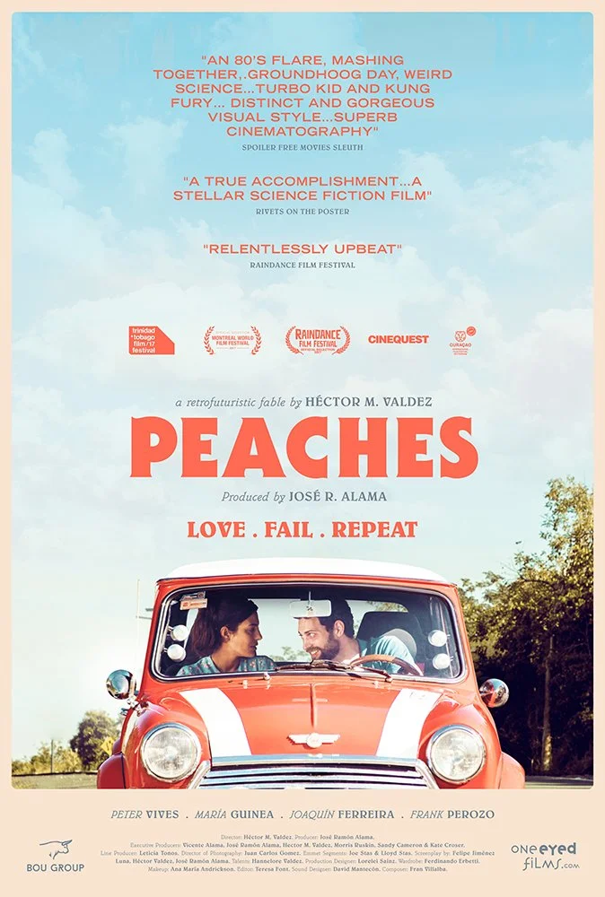 Póster de la película "Peaches", mostrando a dos personas en un auto rojo, con citas de críticos y premios de festivales de cine. Título y director: Héctor M. Valdez. "Love. Fail. Repeat." en letras grandes.