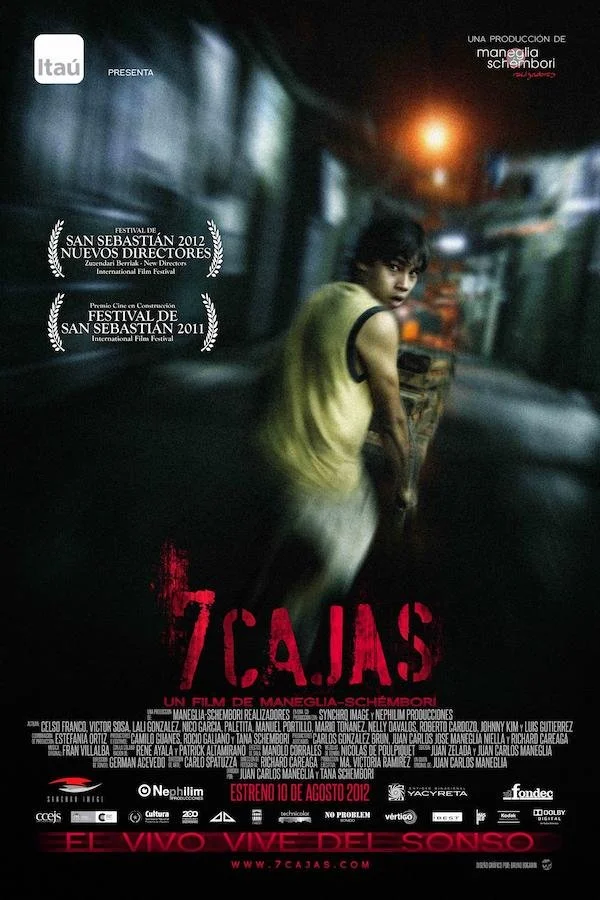 Póster de la película "7 Cajas" con un joven llevando una caja en un mercado oscuro, textos promocionales y logos de premios del Festival de San Sebastián.