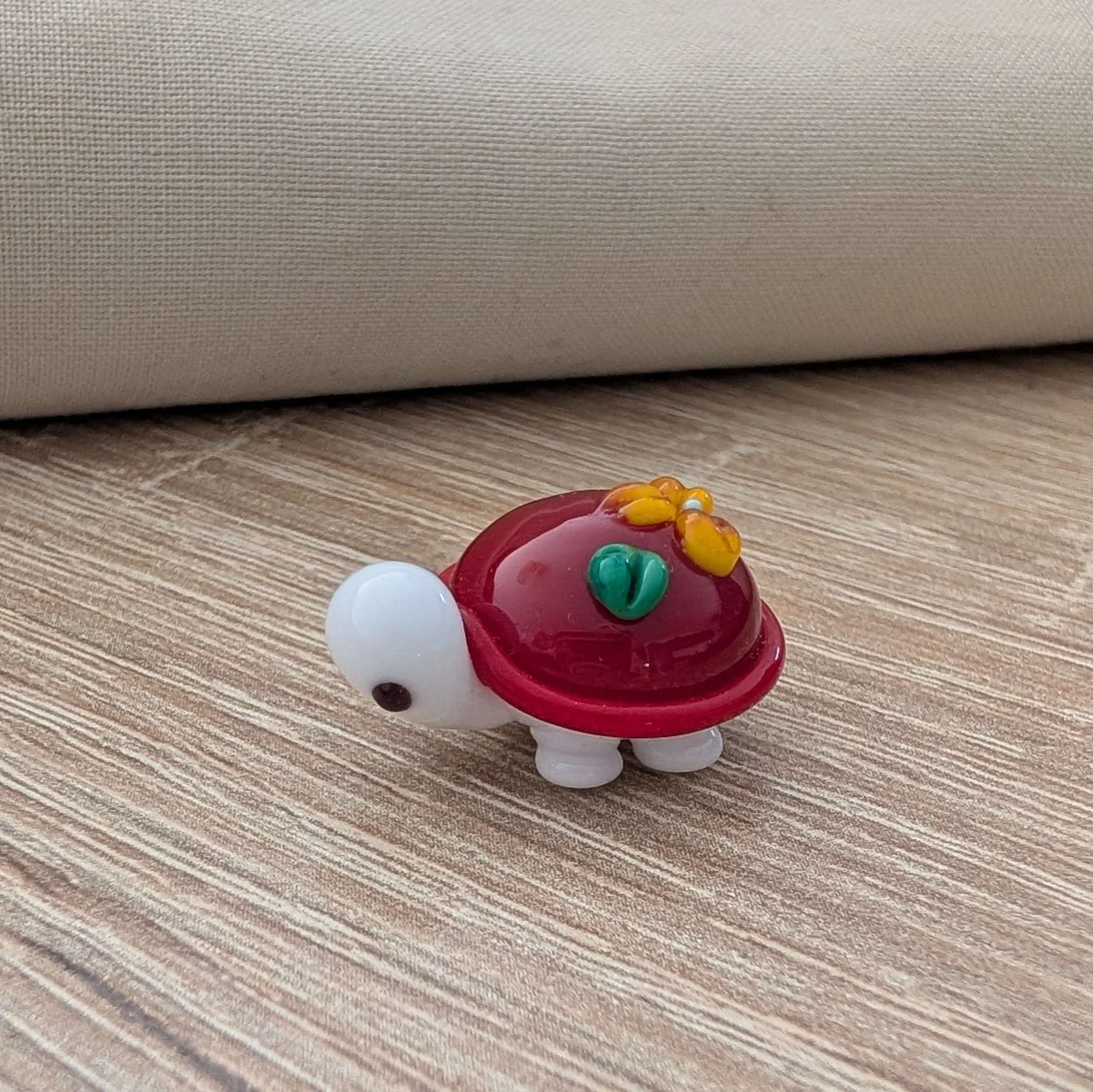 tortue-verre-file-rouge-figurine (1).jpg