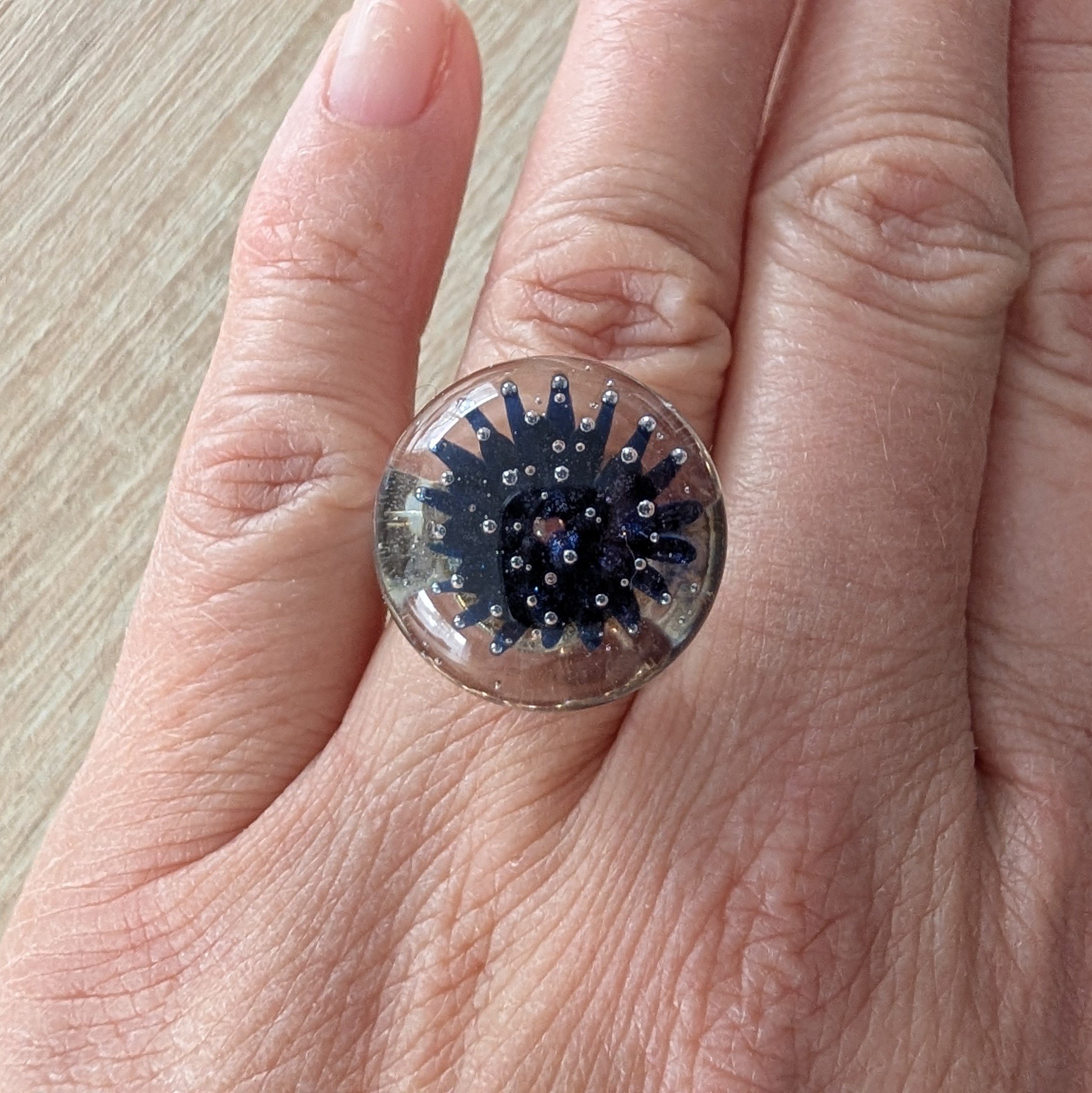 bague implosion en verre noir blue (4).jpg