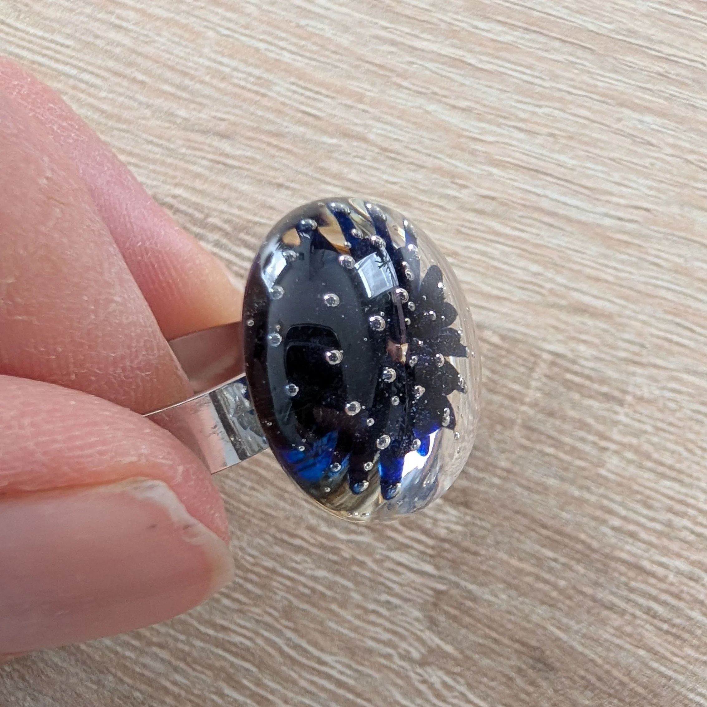 bague implosion en verre noir blue (1).jpg