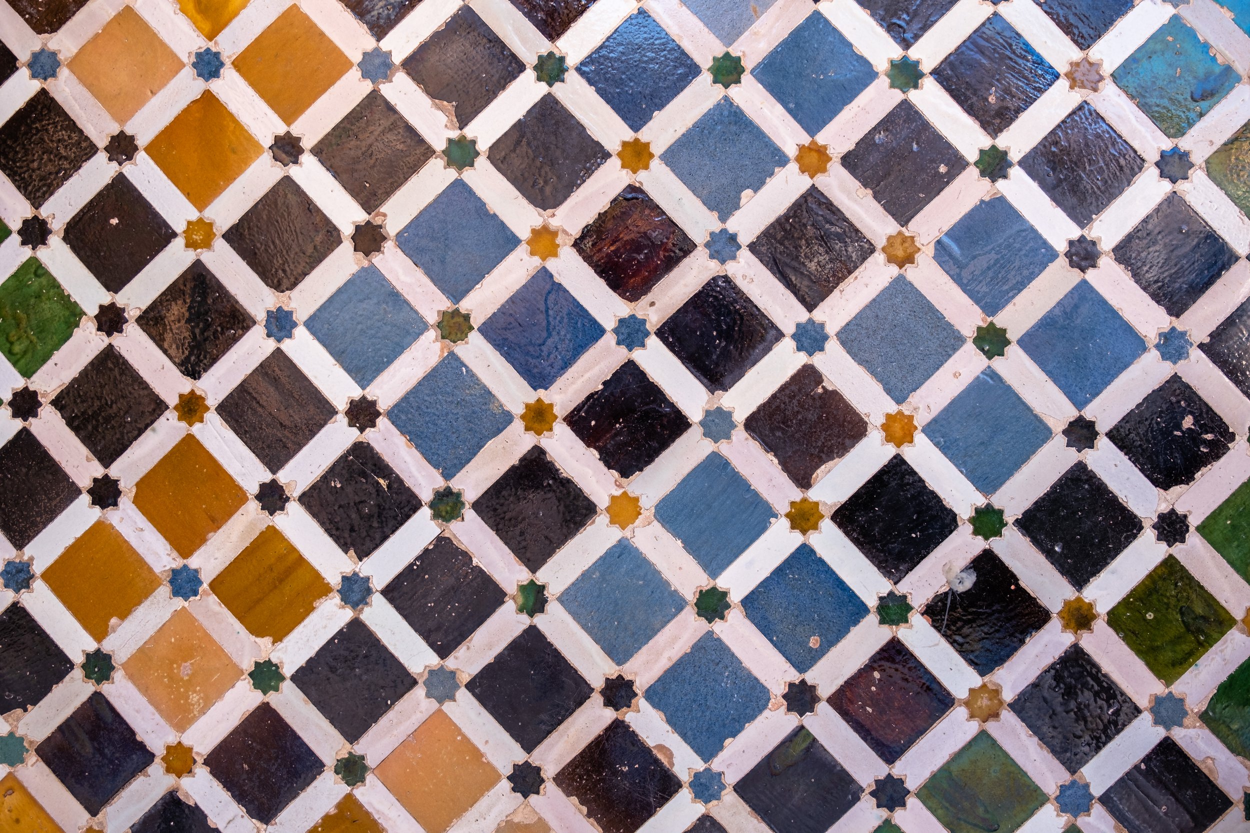 Carrelage coloré avec des motifs géométriques et étoile.