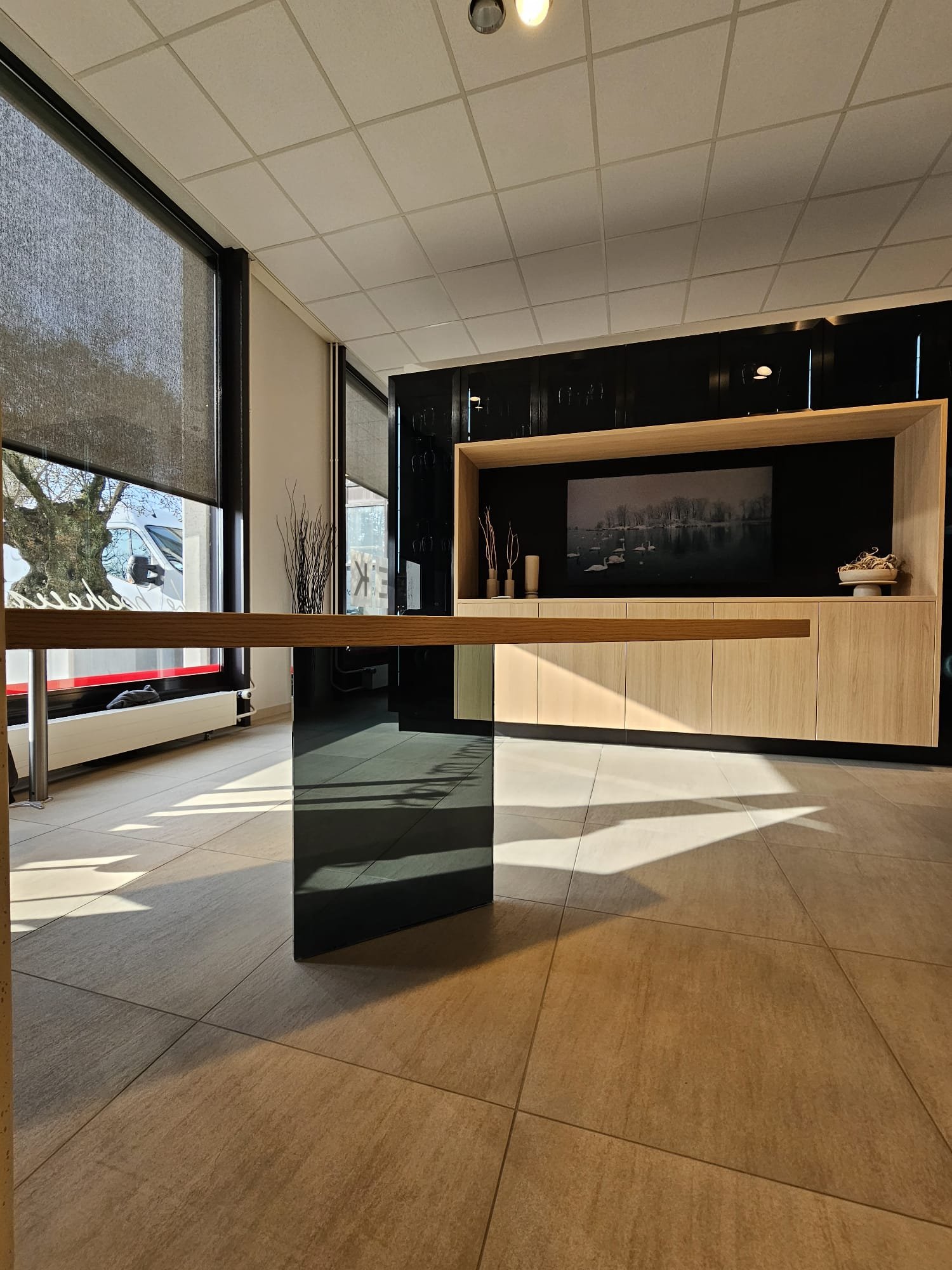 pied-table-verre-fume-misenscene.jpg