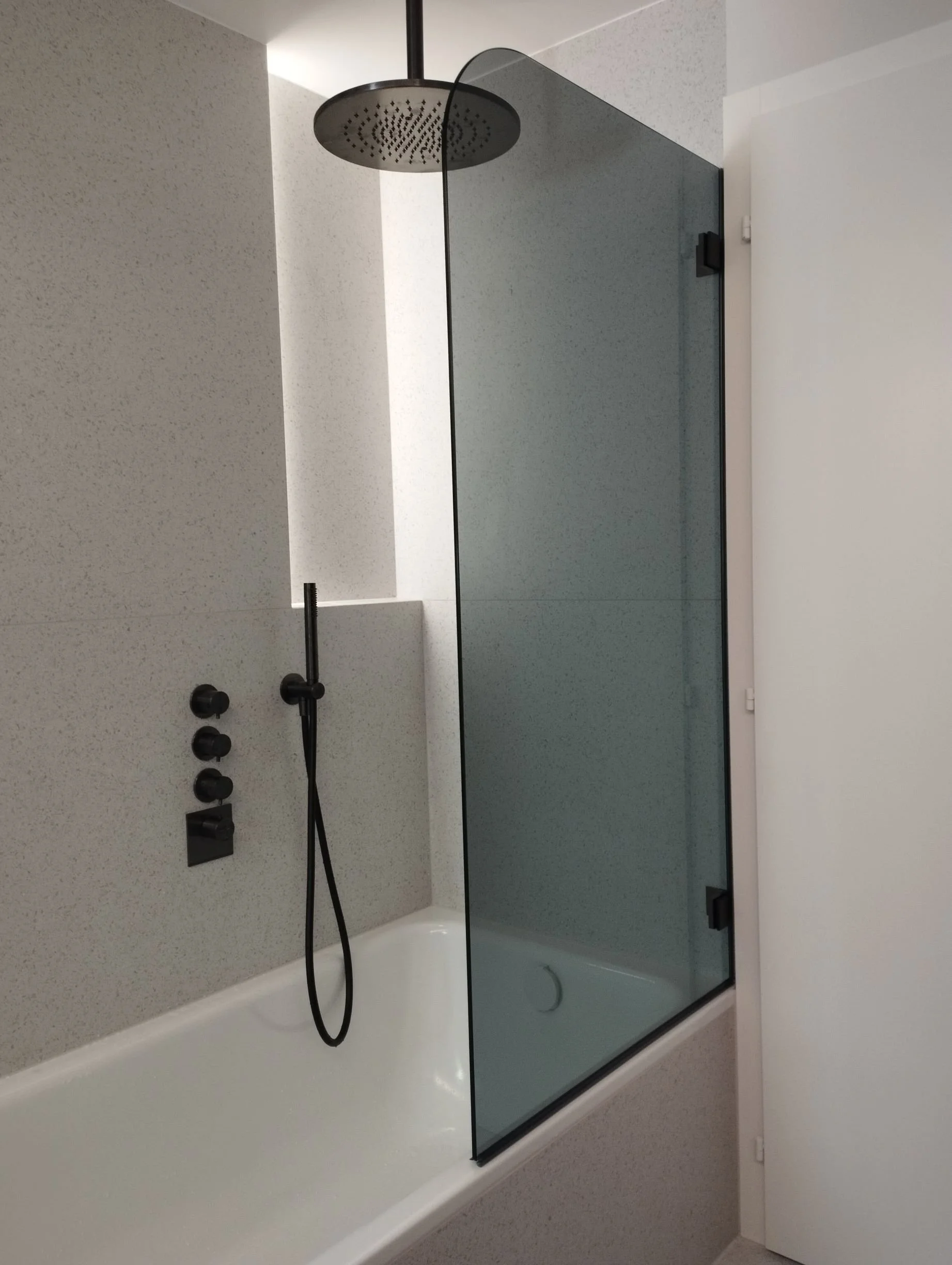 misenscene_paroi_baignoire_gris-min.jpg