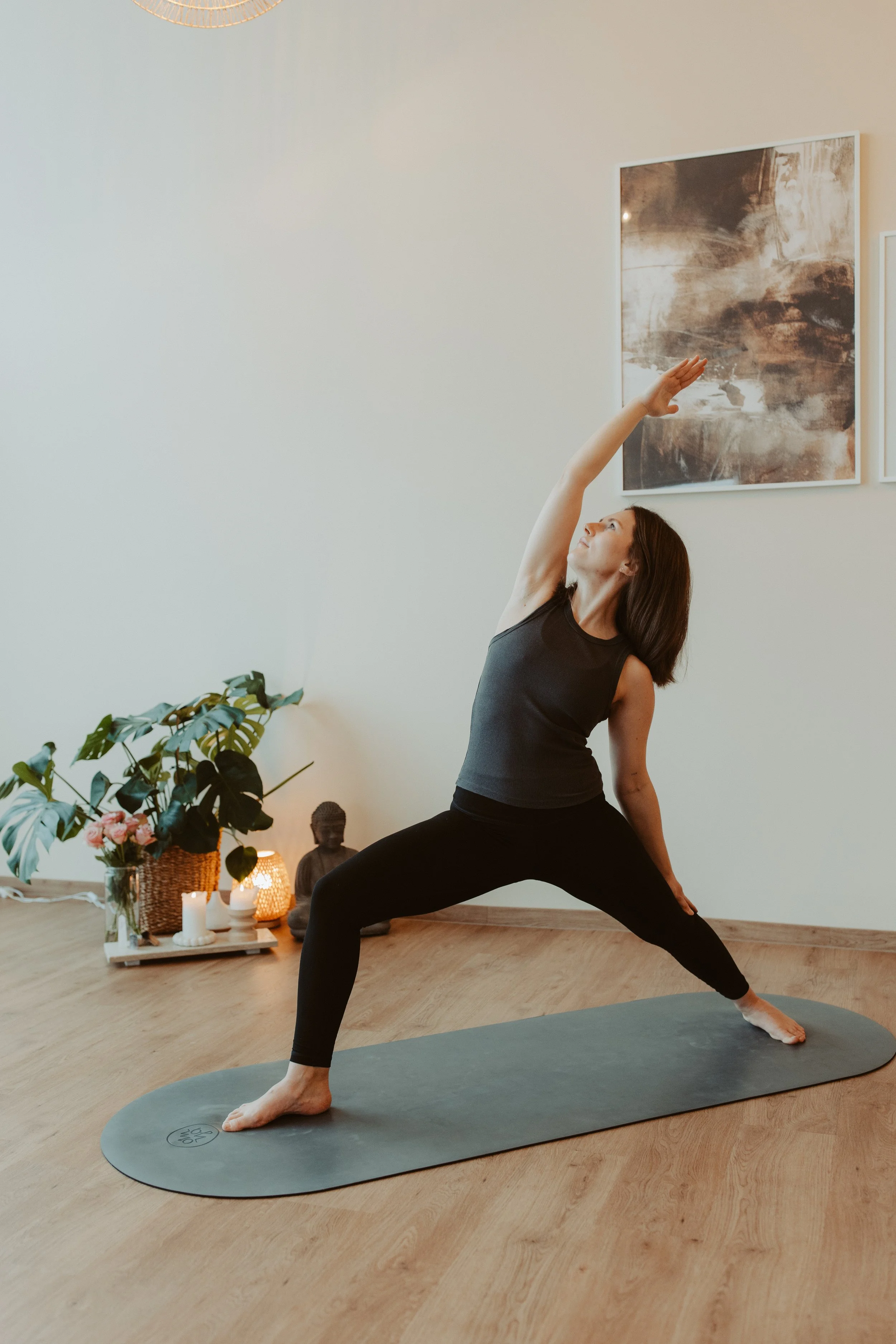 Yogalehrerin Melissa Rieder in einer kraftvollen Vinyasa-Yoga-Haltung