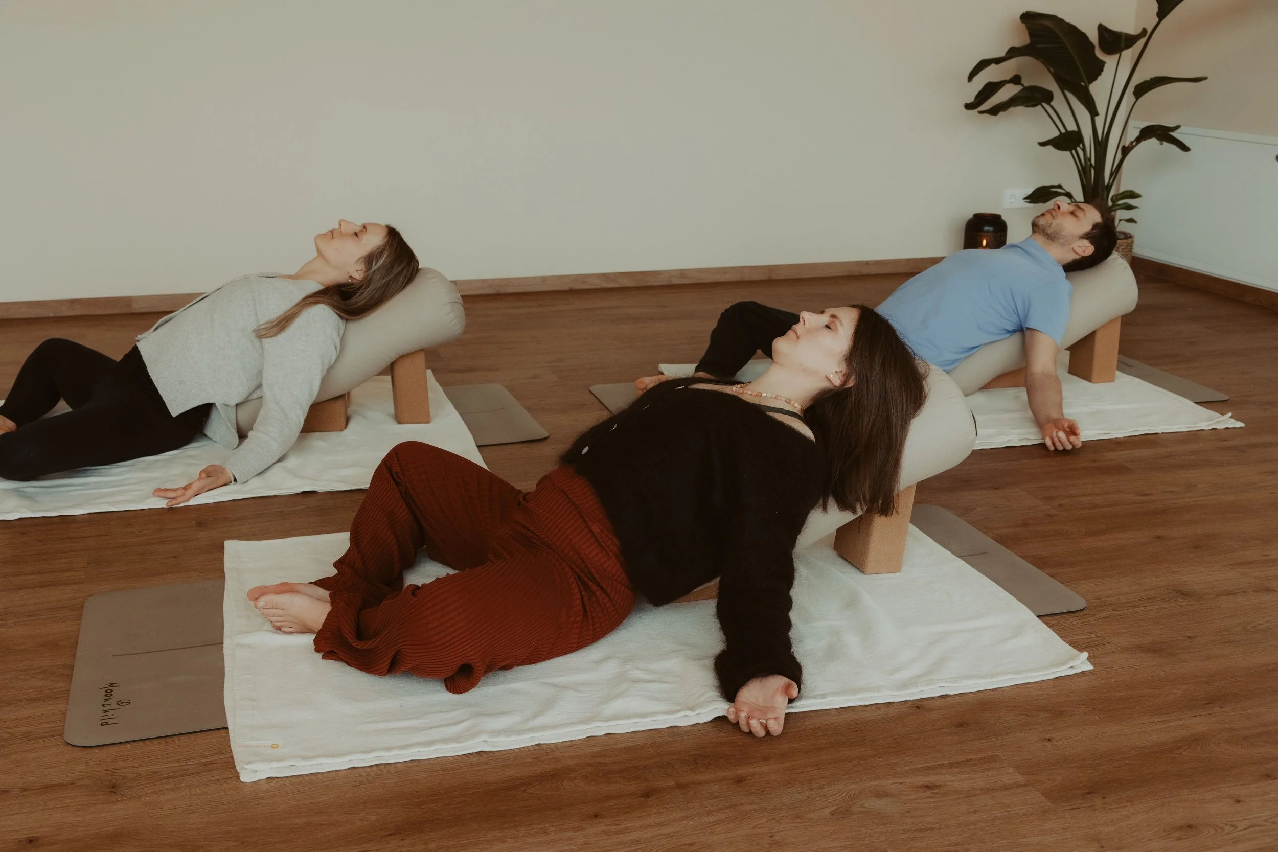 Yin-Yoga-Haltung mit Bolster und Yogablöcken