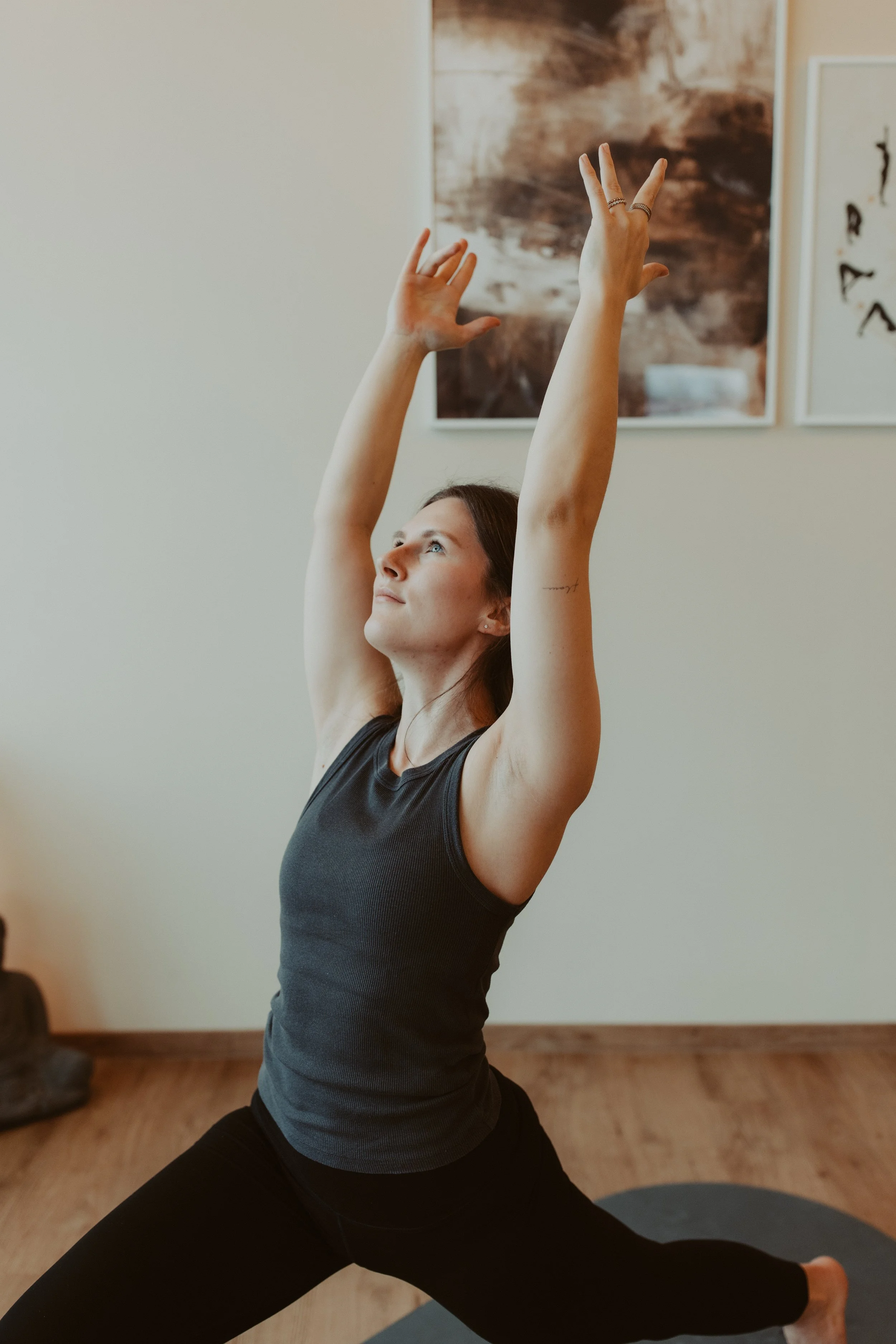 Yogalehrerin Melissa Rieder bei einer Yogapraxis in Übersee am Chiemsee