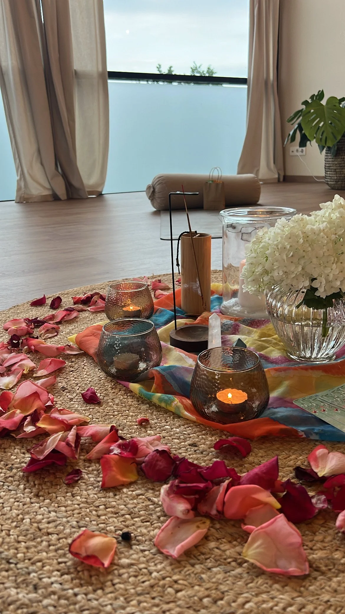 Kreisgestaltung mit Blumen, Kerzen und Ritualelementen beim Fem-Flows-Frauenkreis