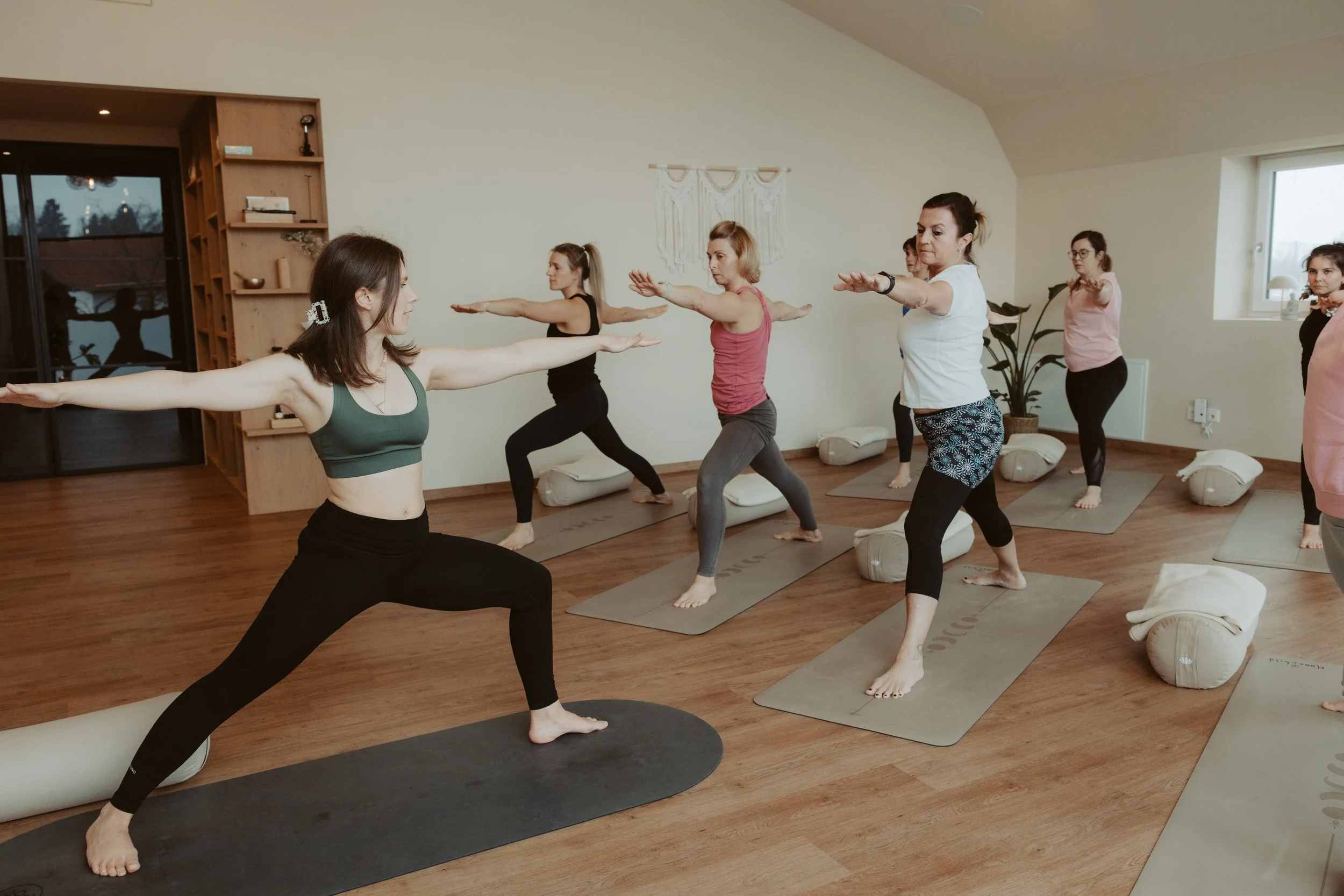 Melissa Rieder unterrichtet eine Yoga-Gruppe im Studio 3 in Übersee am Chiemsee