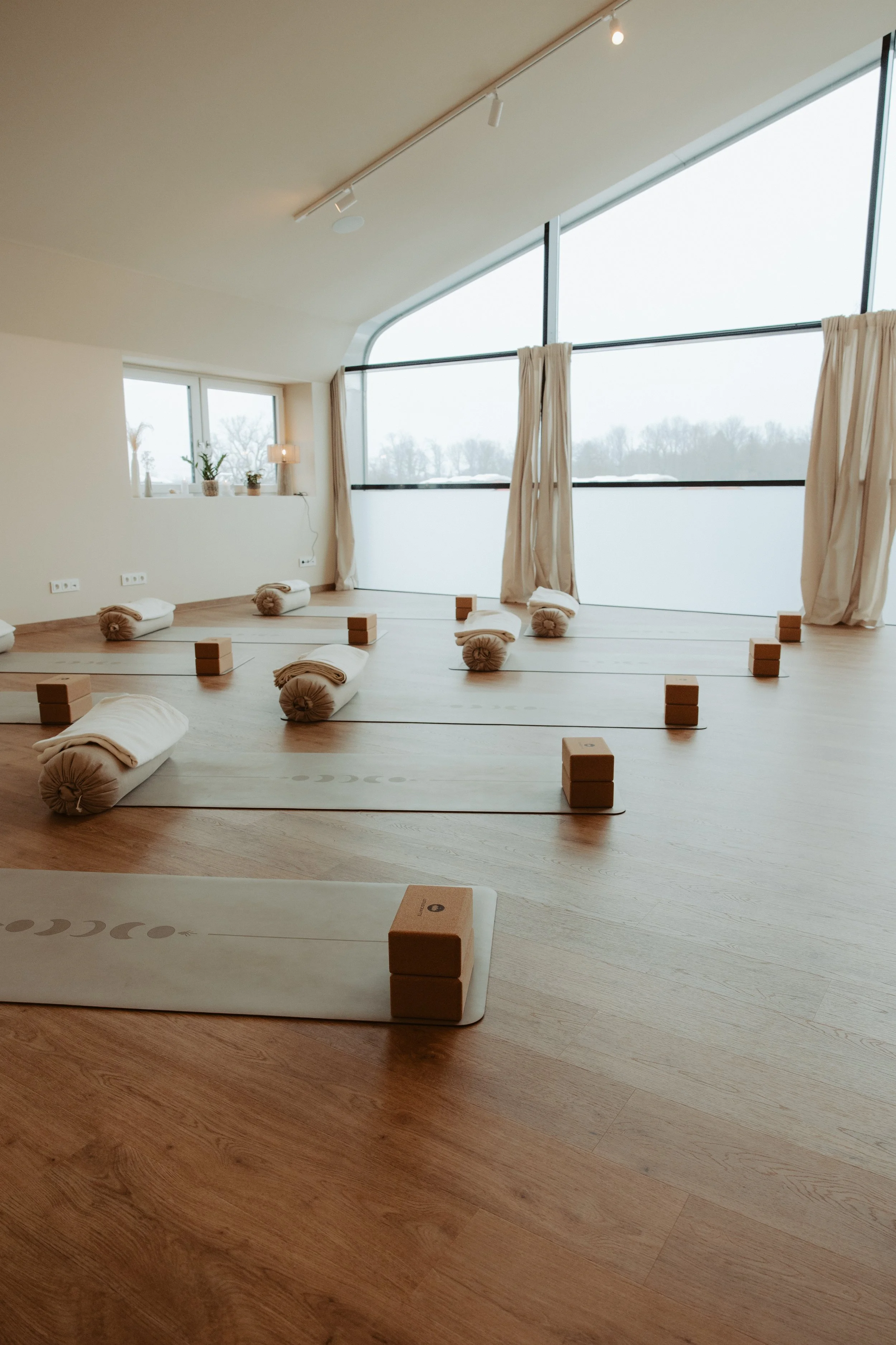 Vorbereiteter Yogaraum für Firmenyoga und Yoga für Unternehmen im Chiemgau