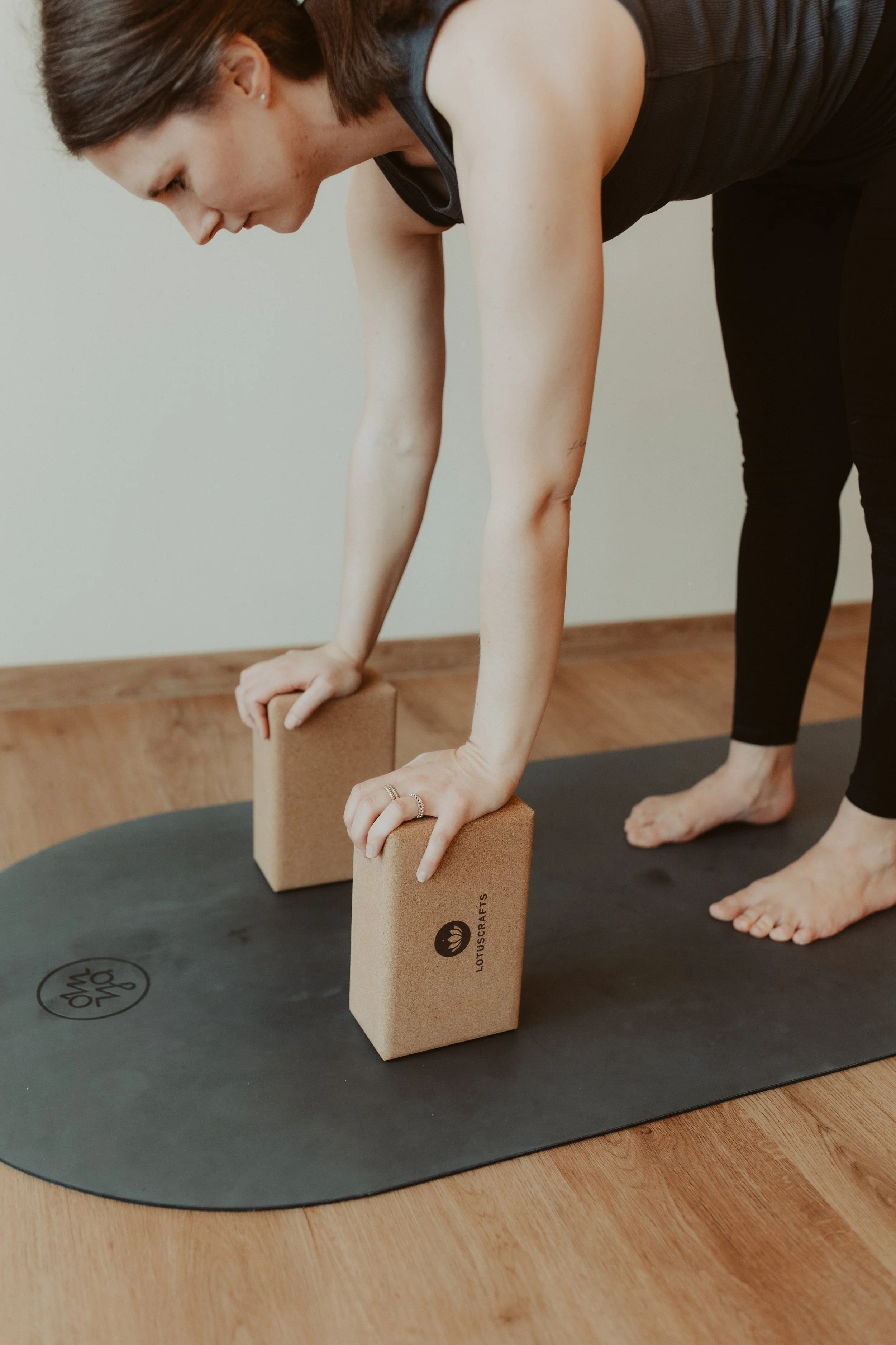 Hatha Yoga mit Yogablöcken auf der Matte