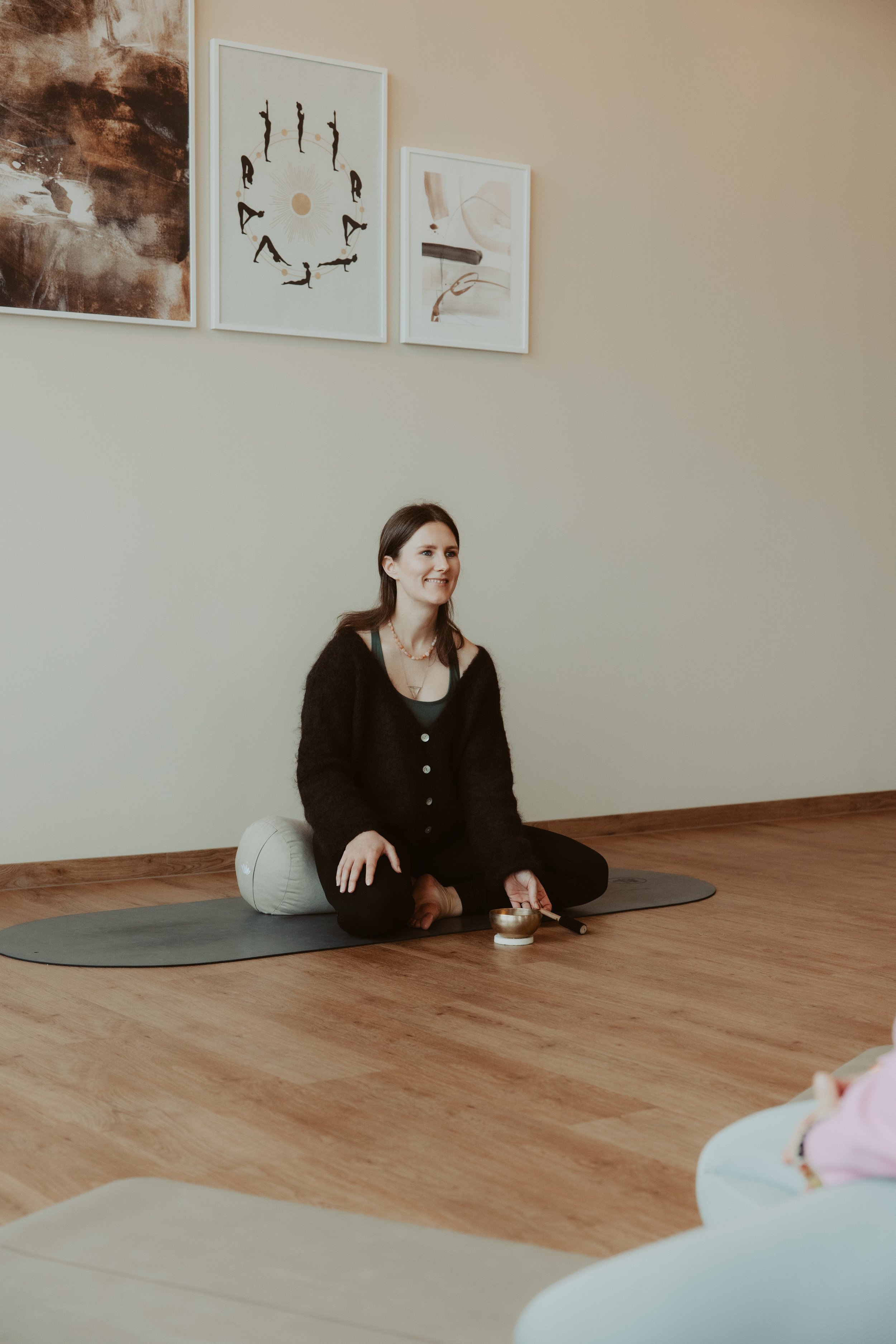 Yogalehrerin Melissa Rieder bei einer Yogapraxis in Übersee am Chiemsee