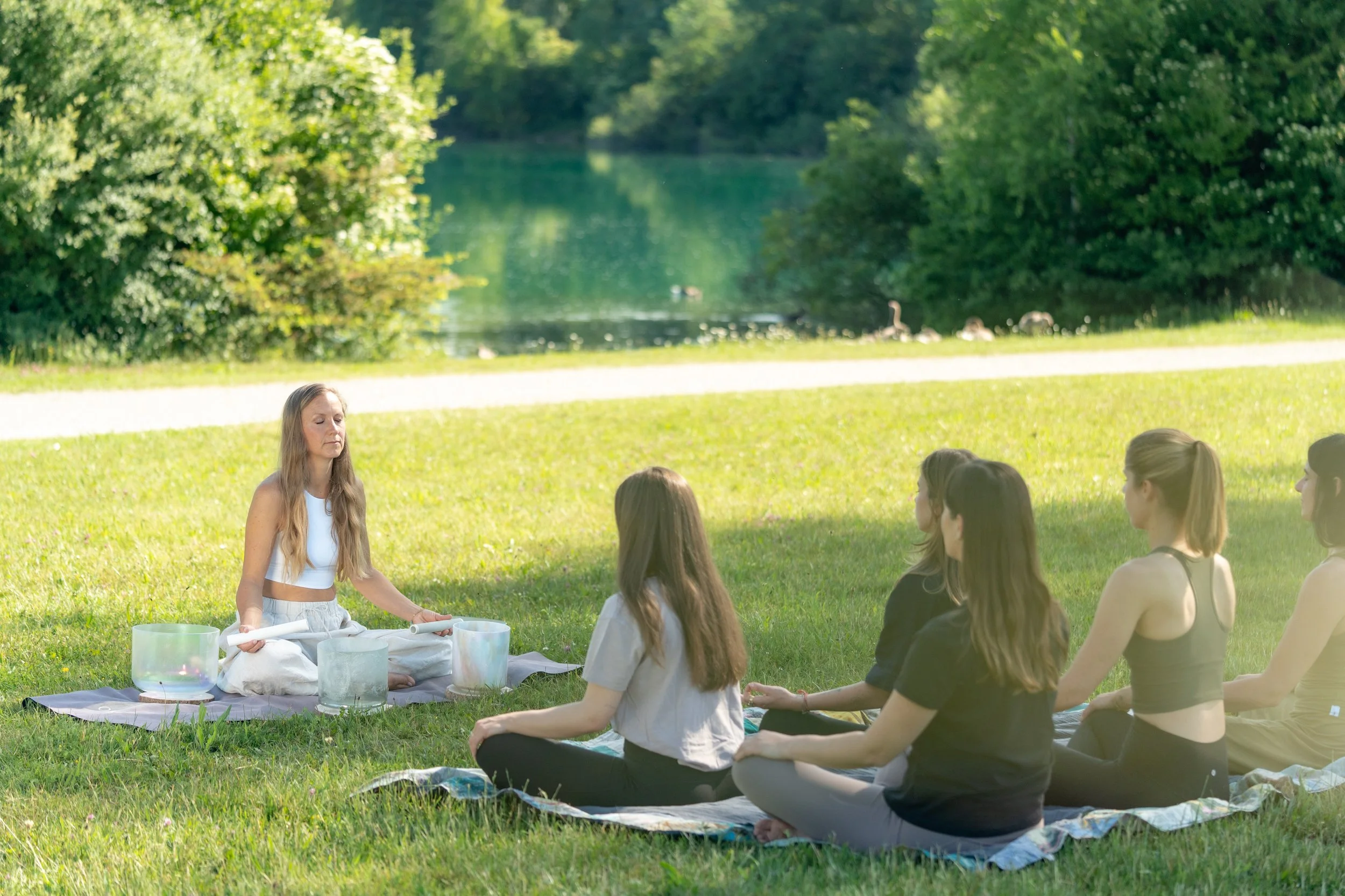 Private Yoga-Gruppe bei einer gemeinsamen Yogastunde im Freien