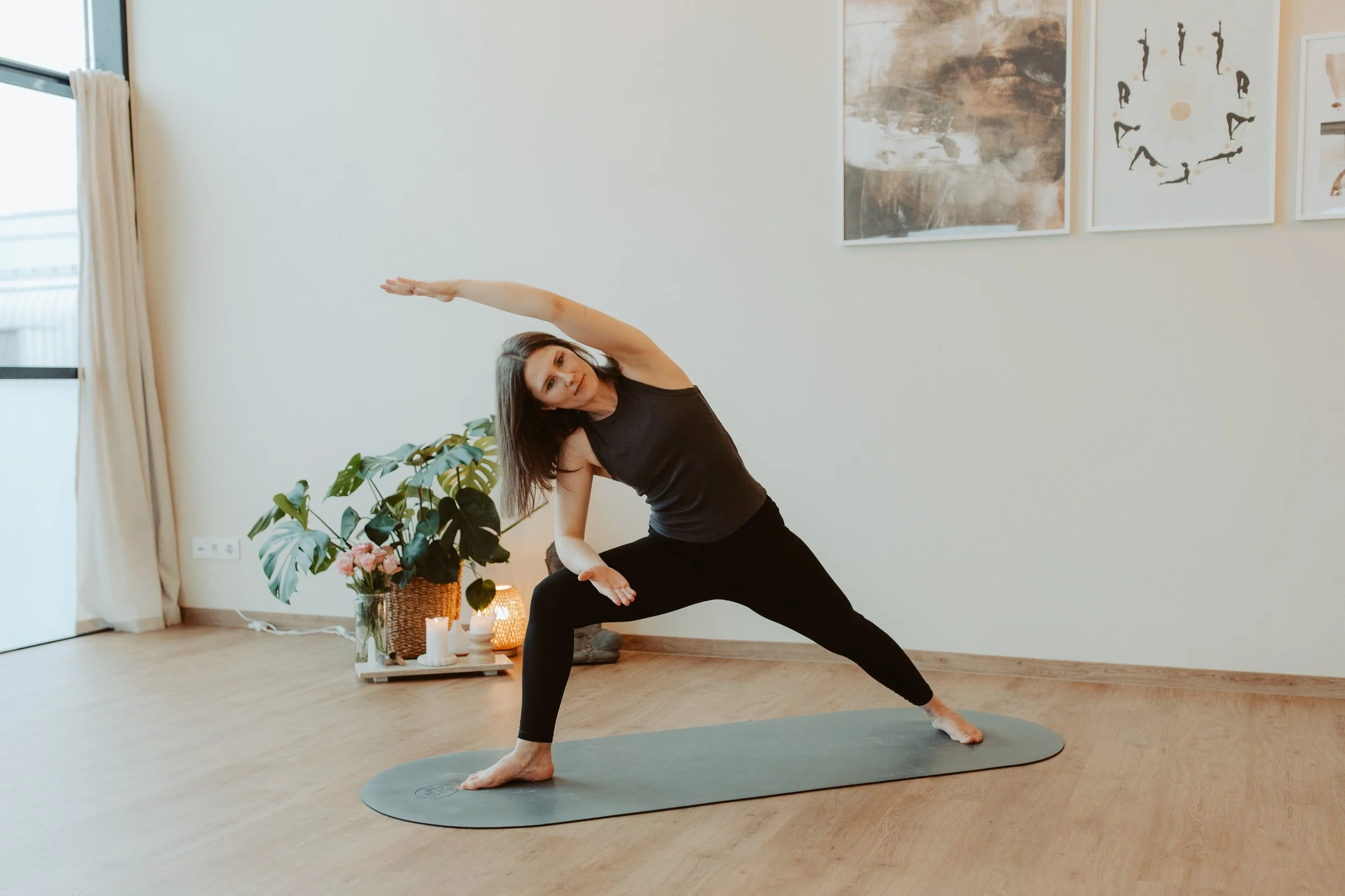 Yogalehrerin Melissa Rieder in einer seitlichen Yoga-Haltung im Studio in Übersee am Chiemsee