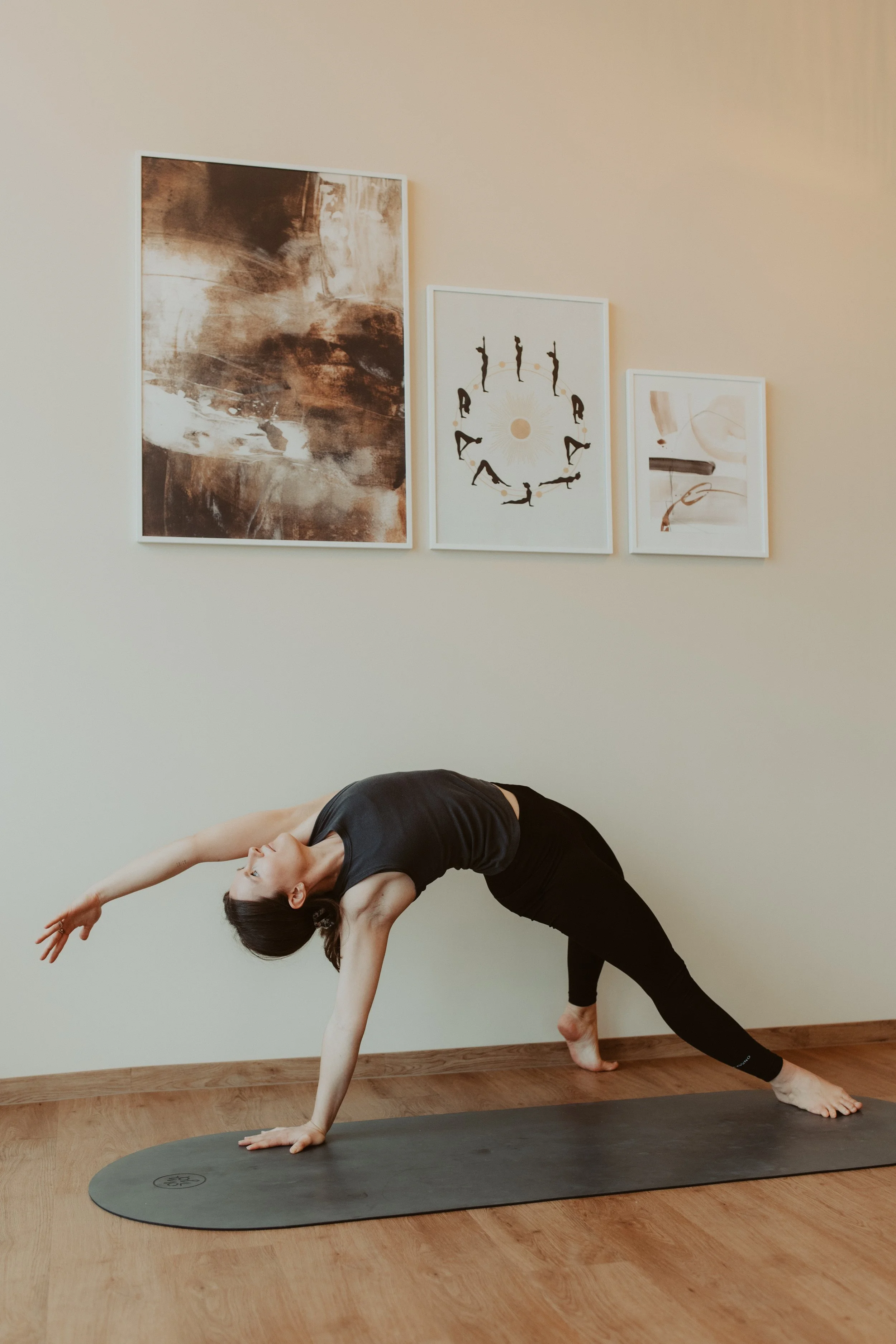 Yogalehrerin Melissa Rieder in einer seitlichen Yoga-Haltung auf der Matte