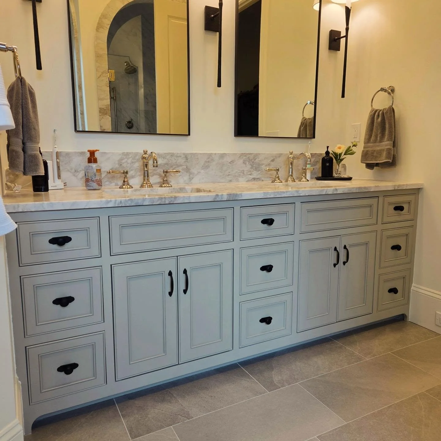 Primary Vanity - Inset fronts, color = SW Analytical Gray. 

Collaboration with @tylerinteriorsdesign