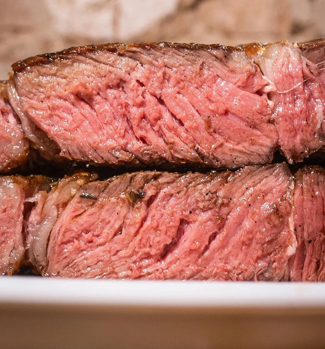 Entrecot (bife ancho) no ponto perfeito, com interior rosado e suculento