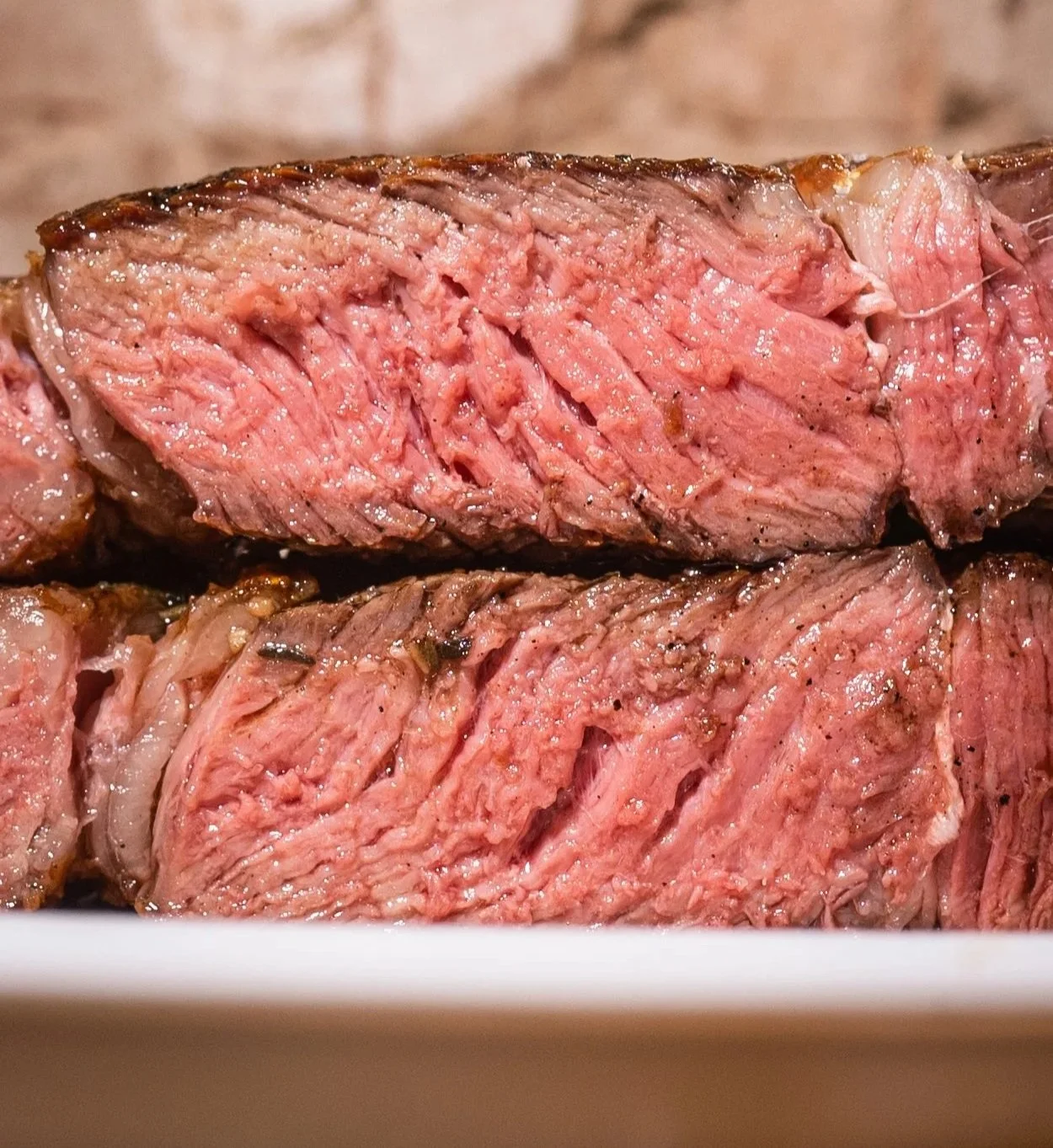 Entrecot (bife ancho) no ponto perfeito, com interior rosado e suculento