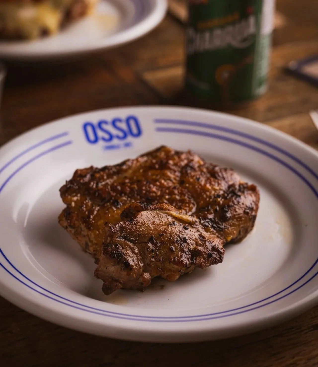 Filé de sobrecoxa assado na brasa, em prato do Osso Parrilla Bar