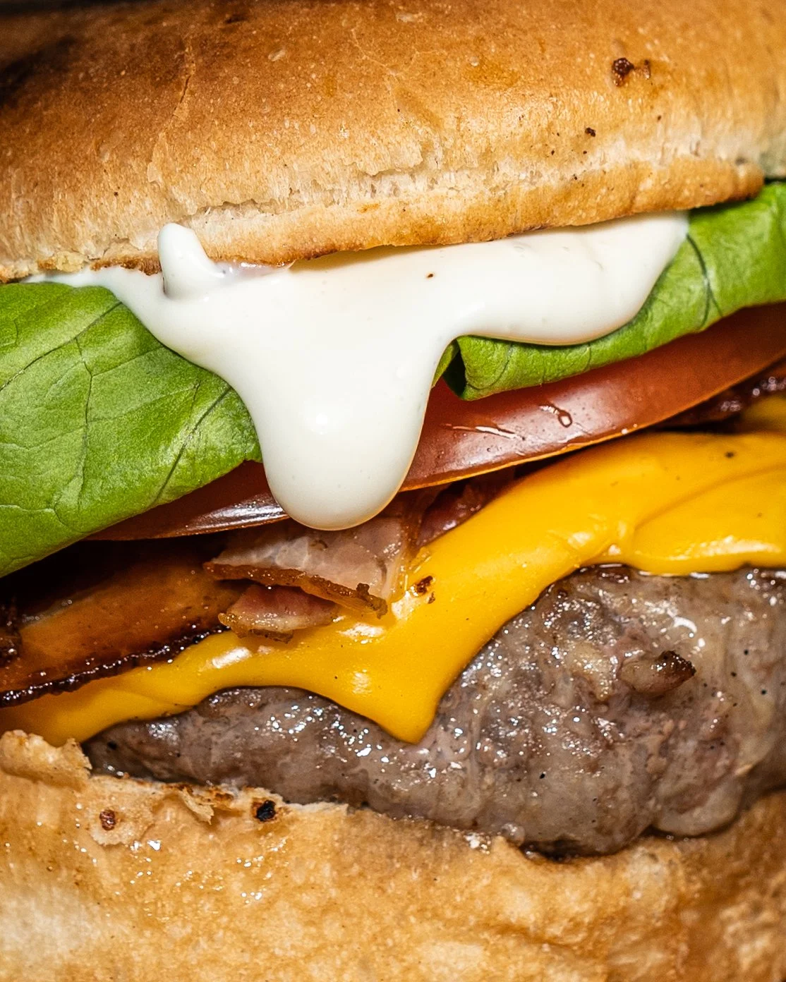 Hambúrguer Osso com cheddar, bacon, alface, tomate e maionese da casa