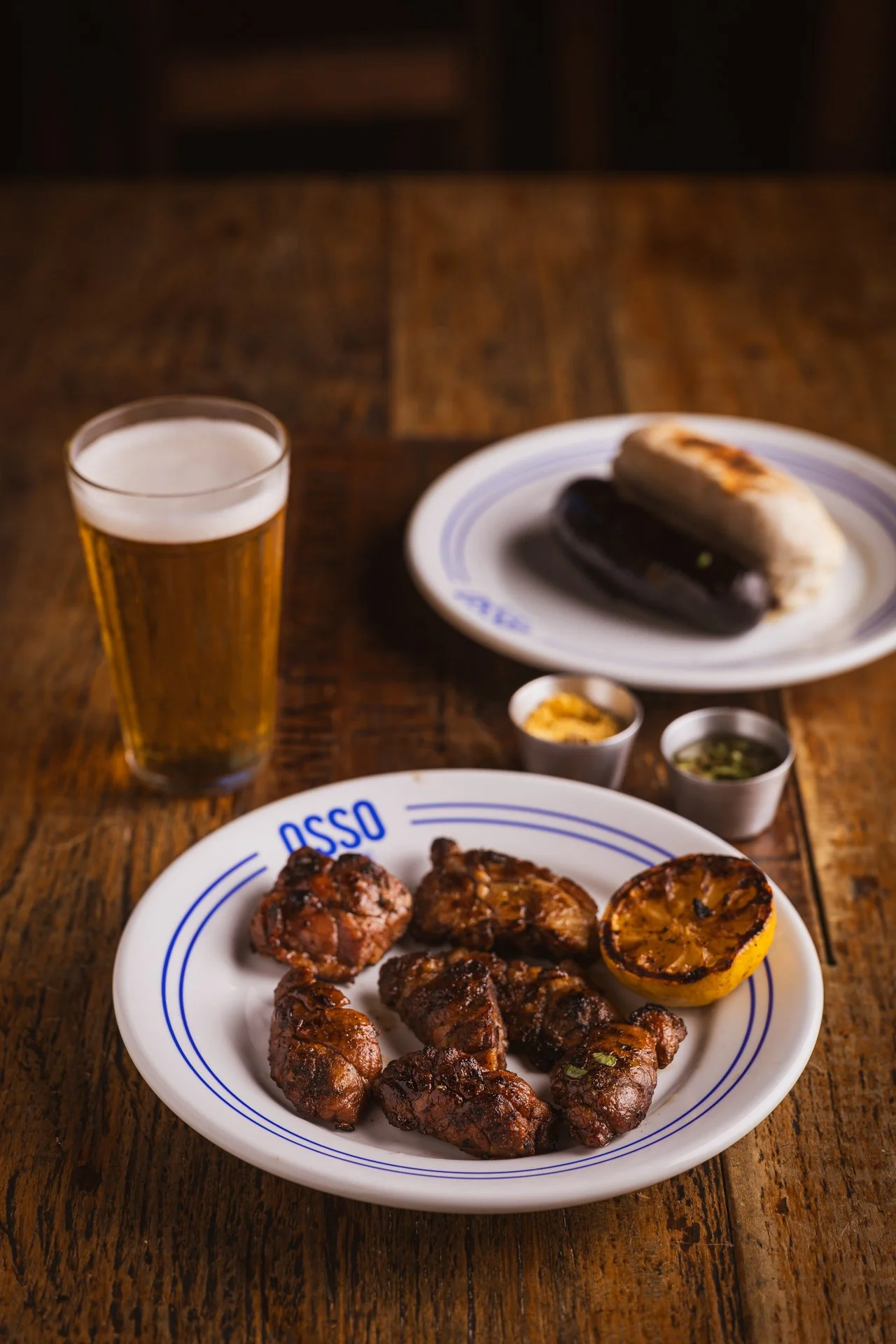 Molleja assada com limão siciliano, morcilha com pão e copo de chopp: clássicos de parrilla
