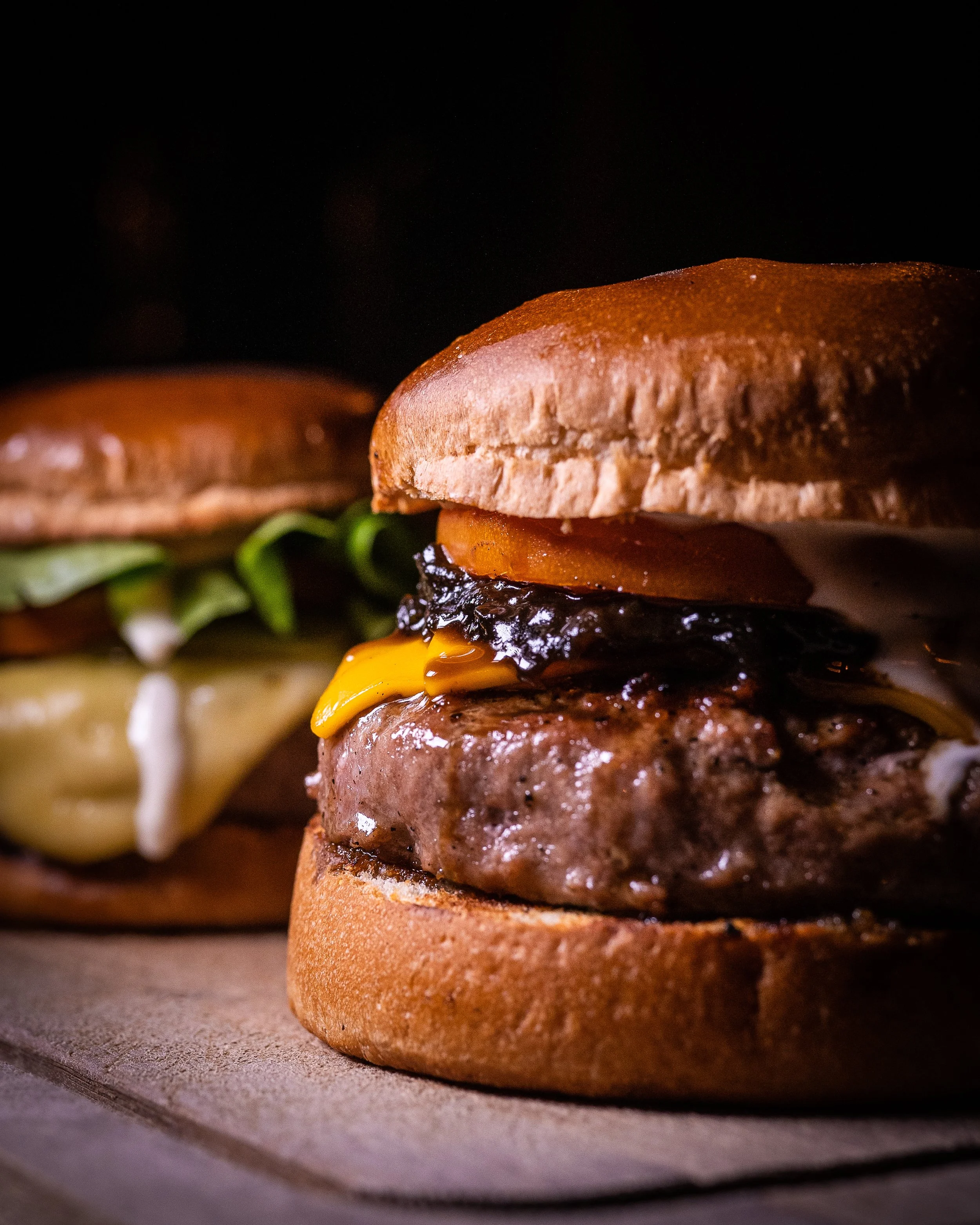 Hambúrguer The Melt: 200g de carne assada na brasa com cheddar e cebola caramelizada