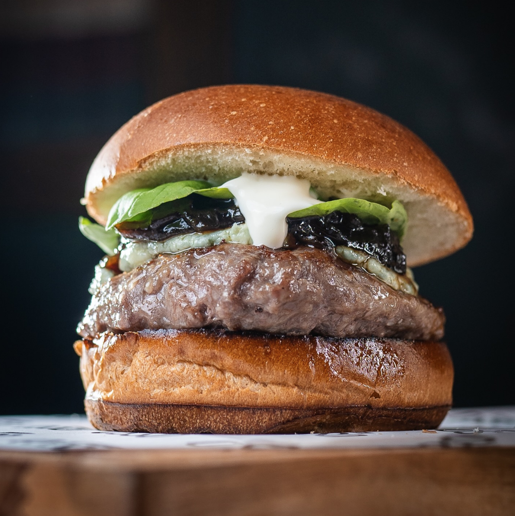Hambúrguer gorgonzola com cebola caramelizada e rúcula