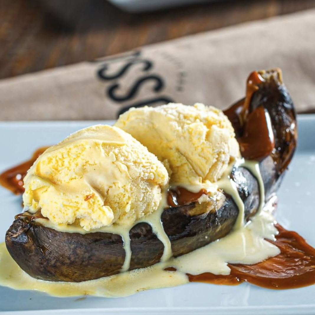 Banana assada com doce de leite e sorvete