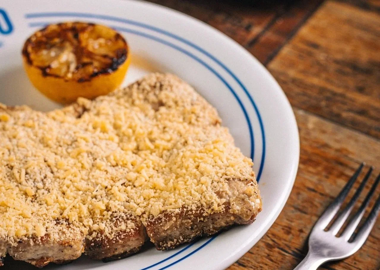 Matambrito assado na brasa com queijo ralado e limão siciliano tostado