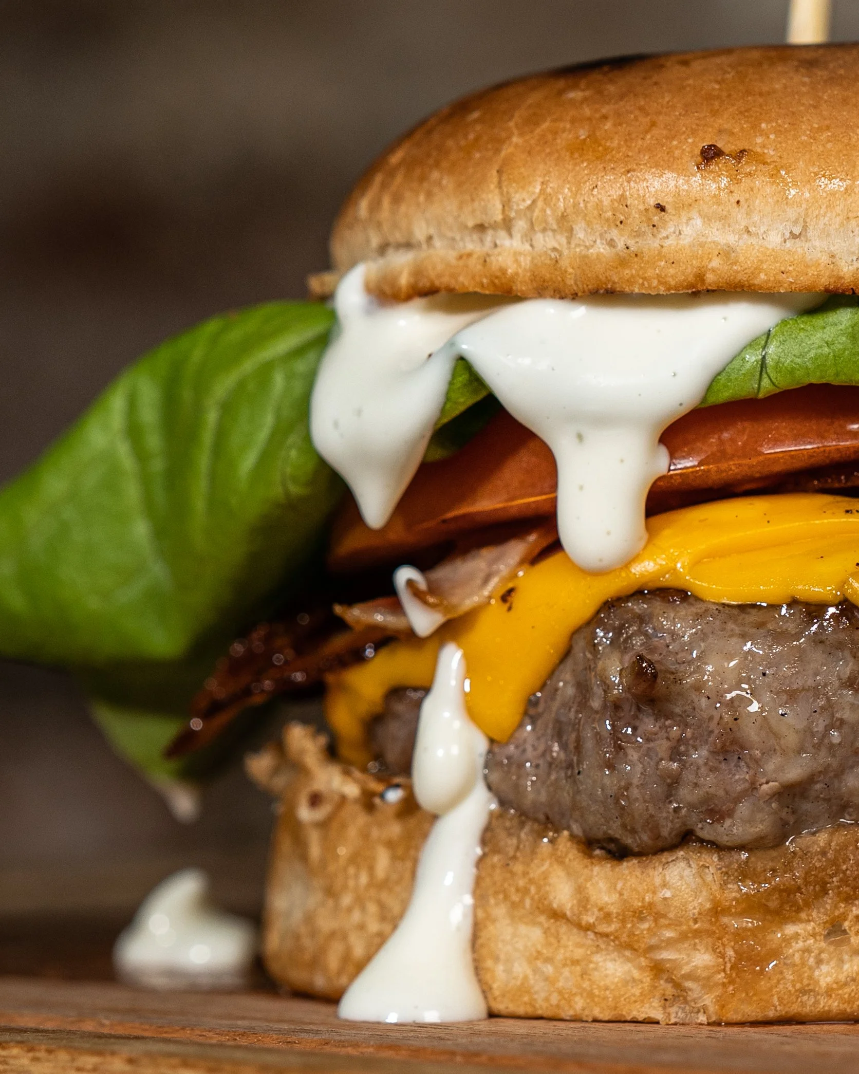 Hambúrguer Osso com cheddar, bacon, alface, tomate e maionese da casa