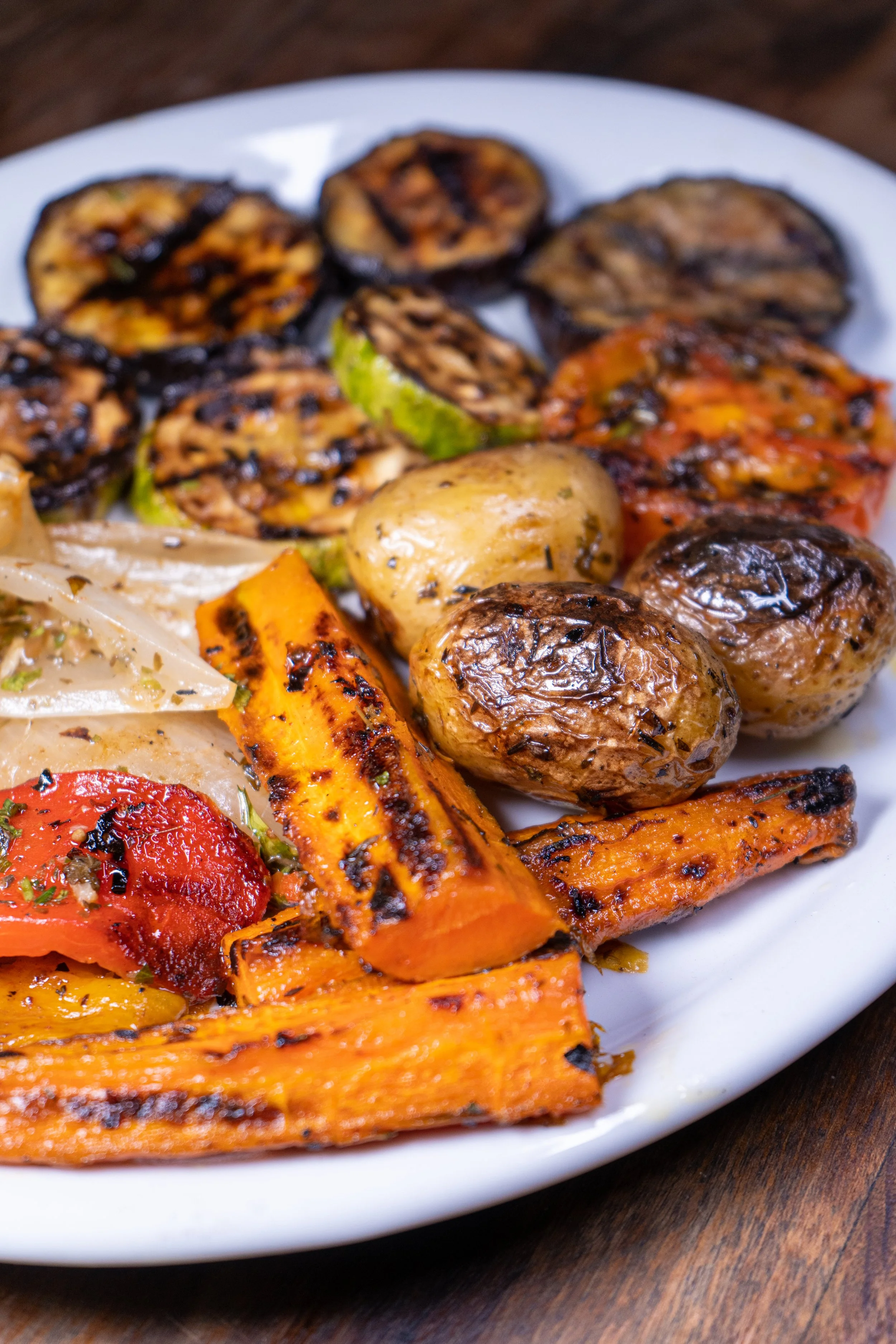 Parrilla sem carne: legumes assados na brasa com cenoura, batata, pimentão, abobrinha e berinjela