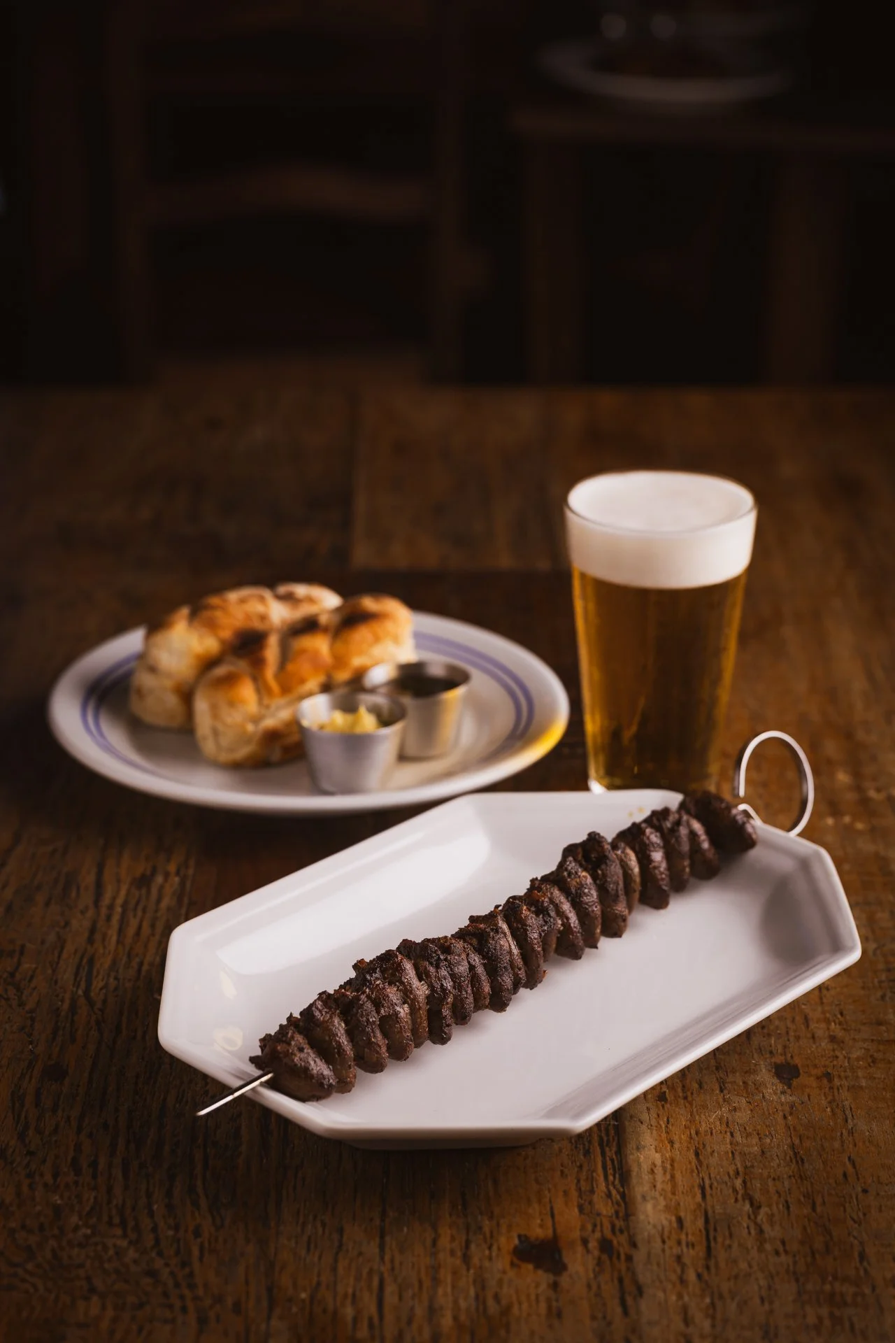 Espetinho de coraçãozinho com pão quentinho, molhos e copo de chopp