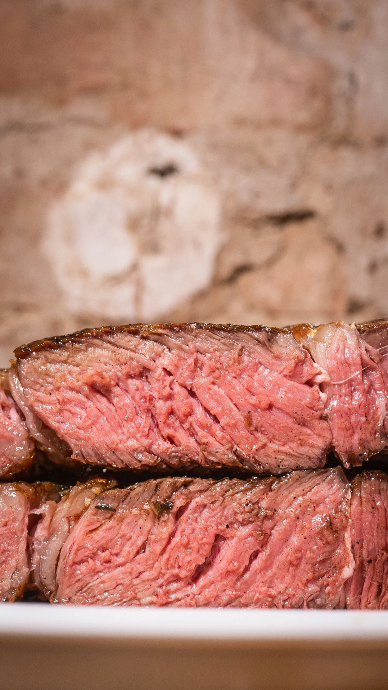 Entrecot (bife ancho) no ponto perfeito, com interior rosado e suculento