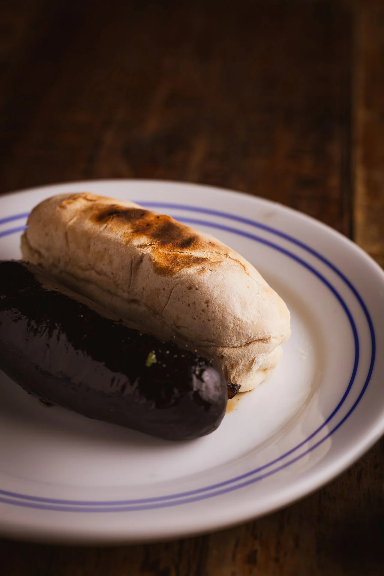 Morcilha com pão, um clássico de parrilla, em prato do Osso Parrilla Bar