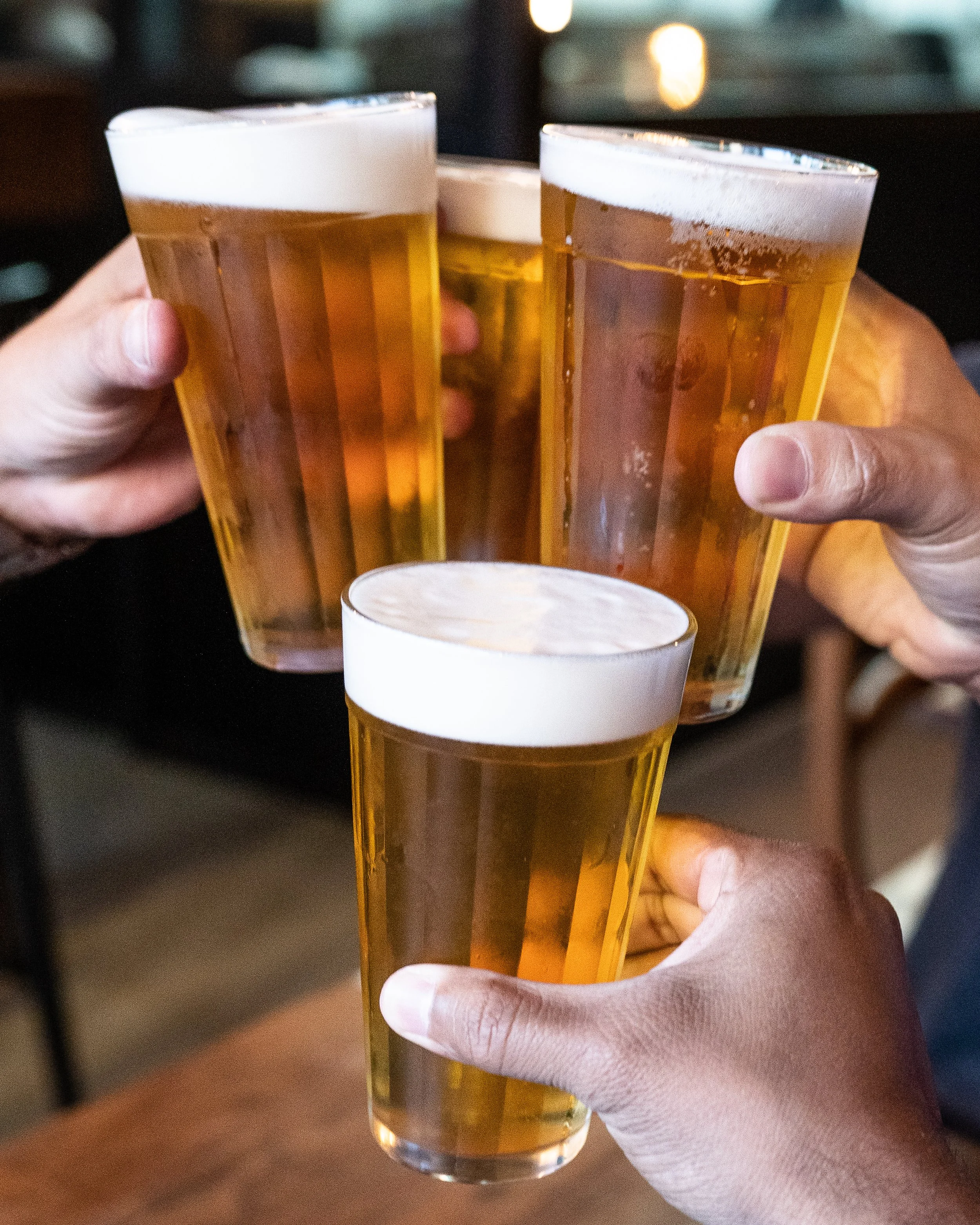 Brinde com copos de chopp gelados