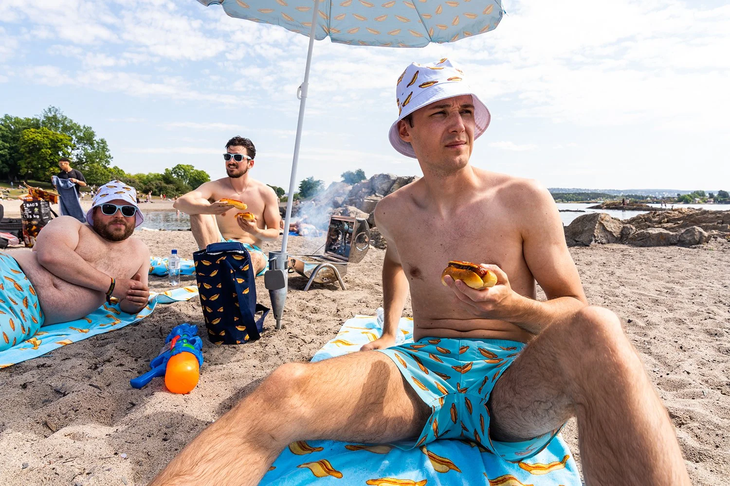 På en strand på Bygdøy i Oslo ligger tre modeller henslengt - iført Biltemas «haute couture». Pølseartiklene og -klærne fra Biltema har blitt en superhit i Sverige, nå skal produktene også ta Norge med storm.
