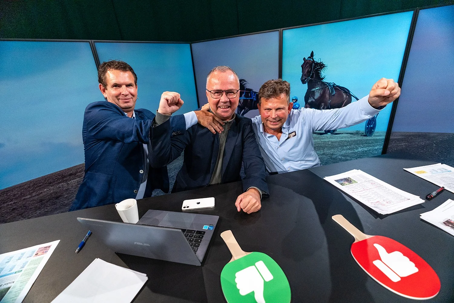 Vinne eller forsvinn-serien  – med Anders "travguden" Mikkelborg i spissen (i midten) for Travguiden, som er med på  å styrke VGs kommersielle satsing på travsport. Produksjon: Partnerstudio.