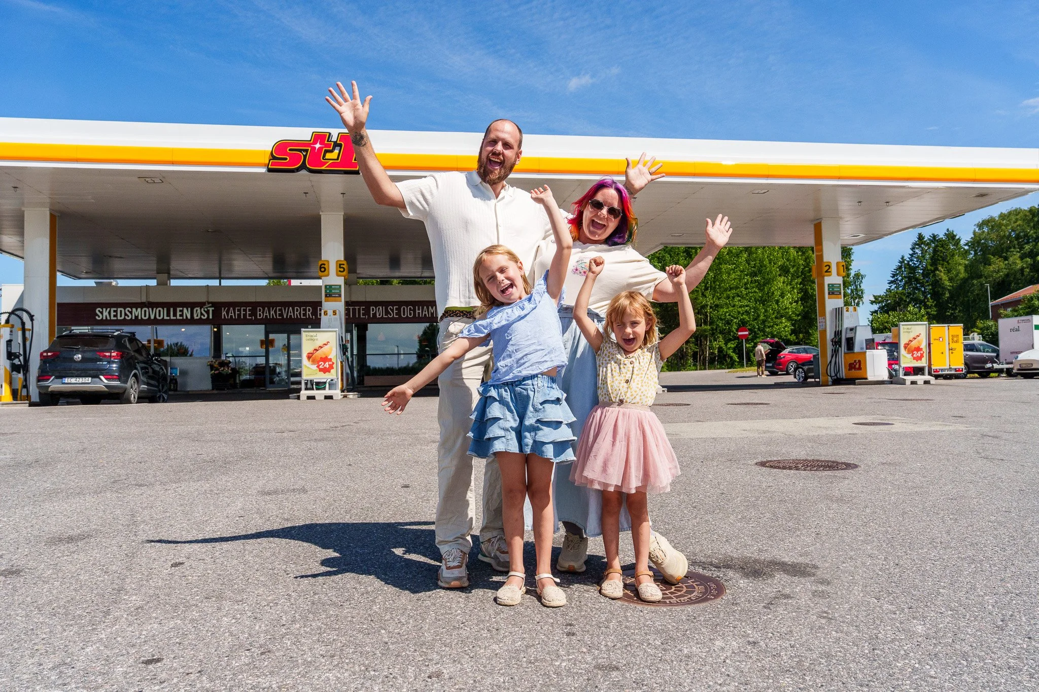 Foto og regi på en serie for ST1s matkonsept Réal. 

Tre personer med helt ulikt forhold til veimat tester og gir terningkast til maten fra Réal. Skeptikeren Sebastian har knapt kjøpt mat på en bensinstasjon før. Håndverkeren Ricardo spiser veimat ne