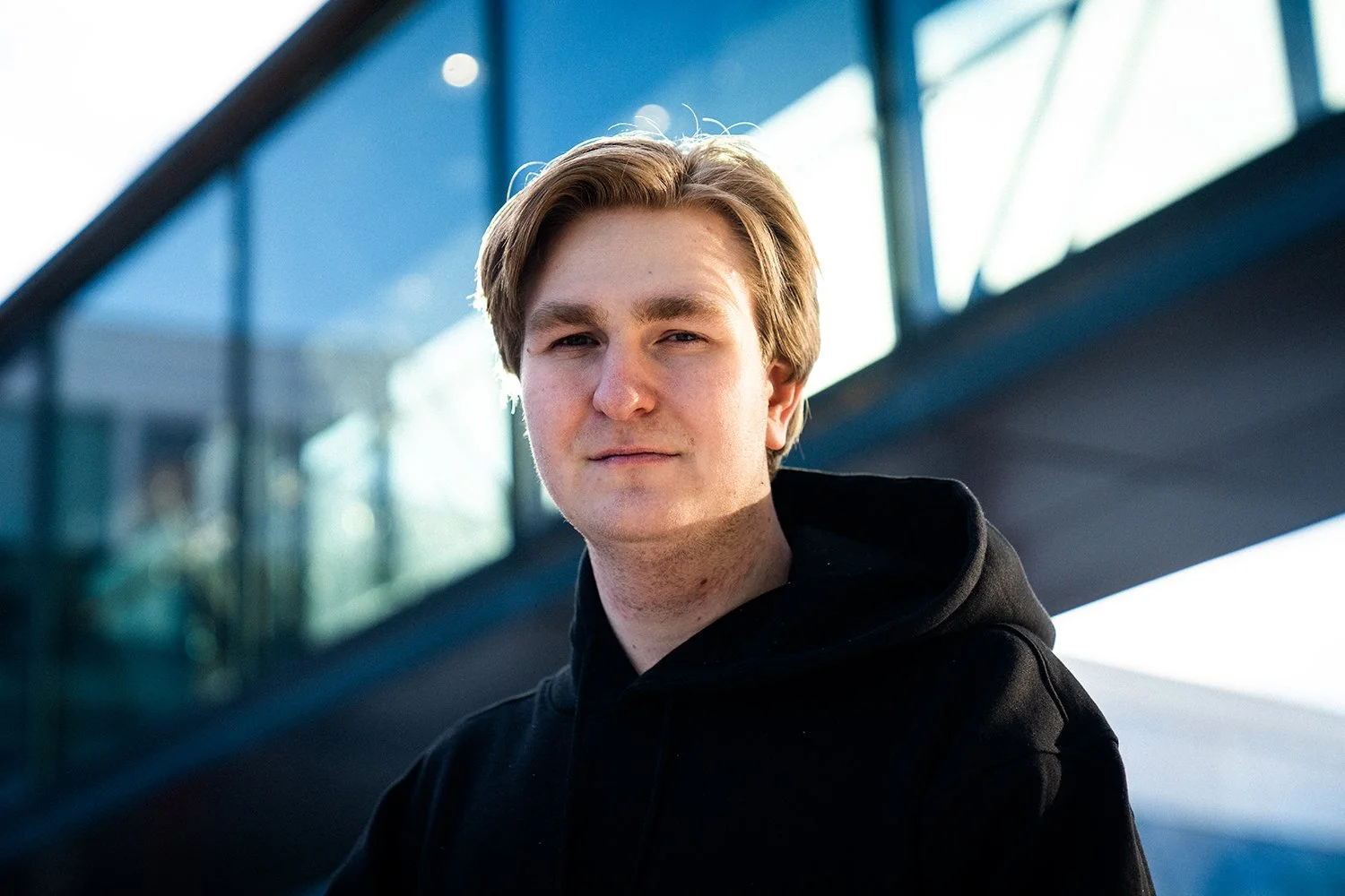 Det jobber en hacker hos Telenor!

Jobben som etisk hacker i Norges største teleselskap fikk Daniel Christensen (21) etter at han hacket seg inn gjennom et smutthull i sikkerhetssystemet deres. Nå jobber han med å avsløre dem som ønsker å svindle deg