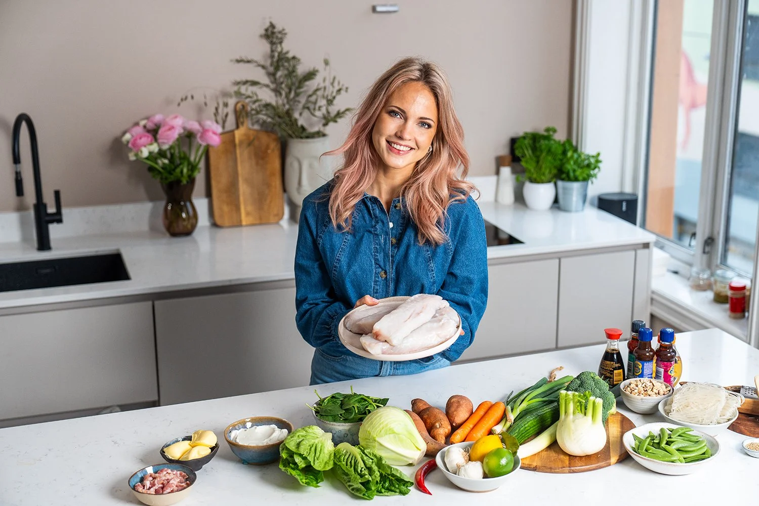 I en serie SoMe-videoer med artikkel i inspirerende Godfisk.no-stil fileterte, stekte og bakte Emilie Nereng skrei til den store gullmedaljen.