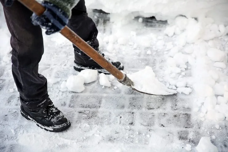 man-clearing-street-from-snow_392895-34203.jpg