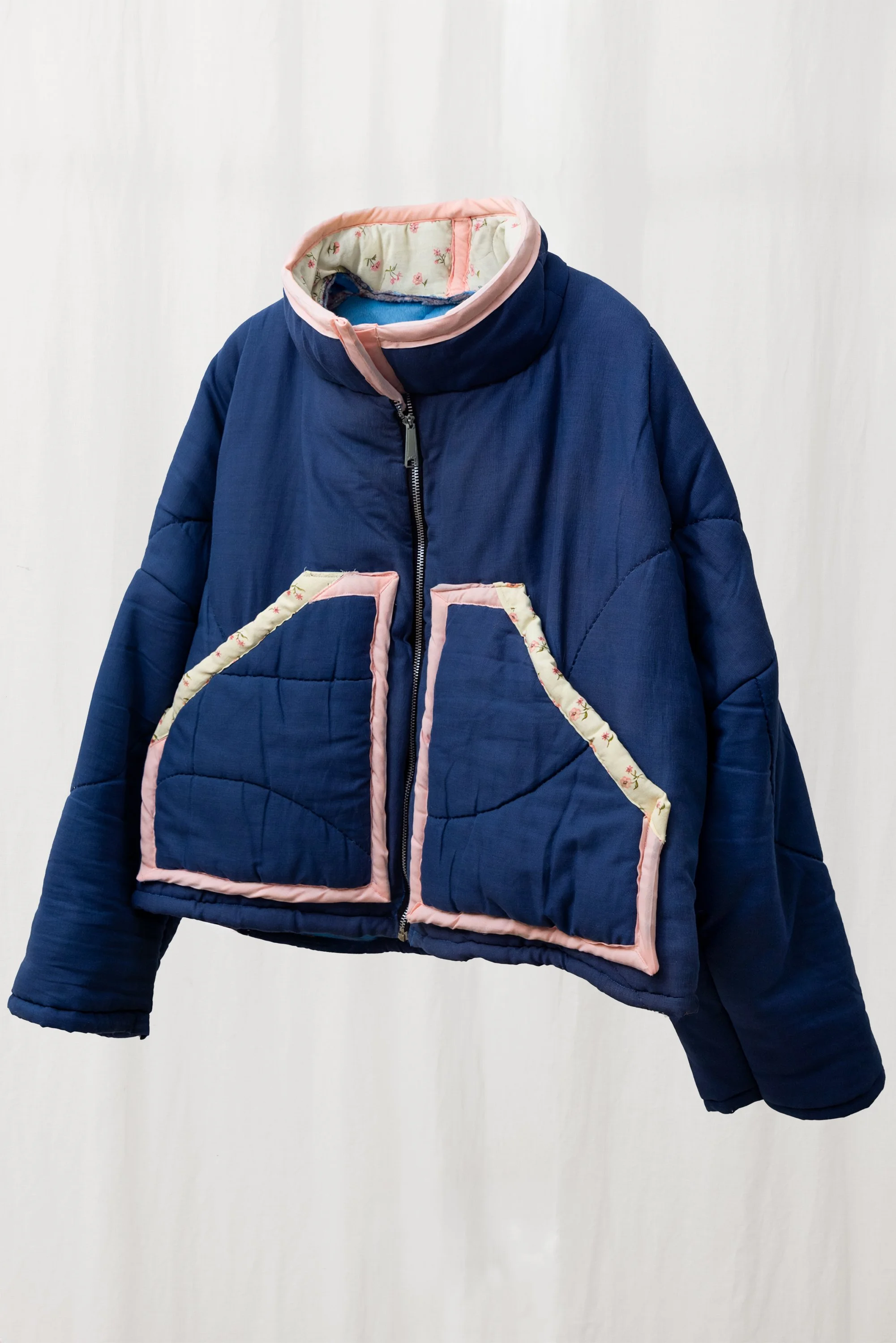 KATIE_STORE_JACKET_BLUE_SLEEPING_BAG_PUFFER_STUDIO_01.jpg