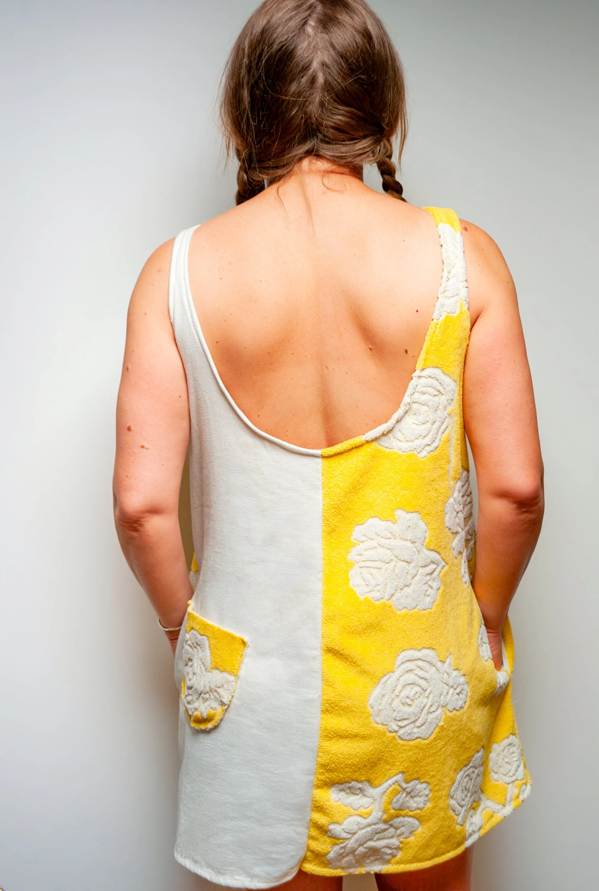 KATIE_STORE_DRESS_YELLOW_TOWEL_WHITE_FLOWERS_LIFESTYLE_03.jpg