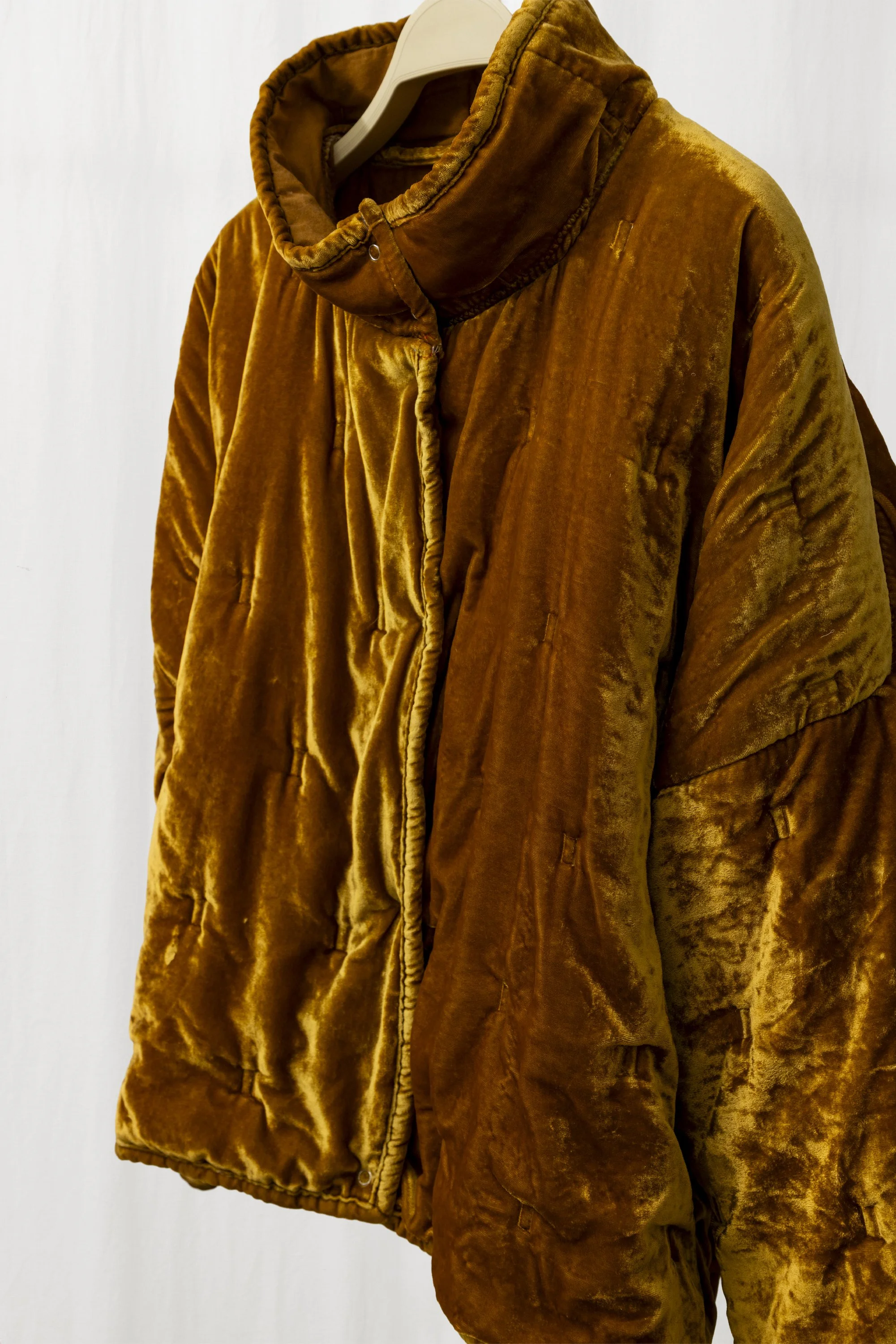 KATIE_STORE_SETS_GOLD_SUEDE_JACKET_STUDIO_02.jpg
