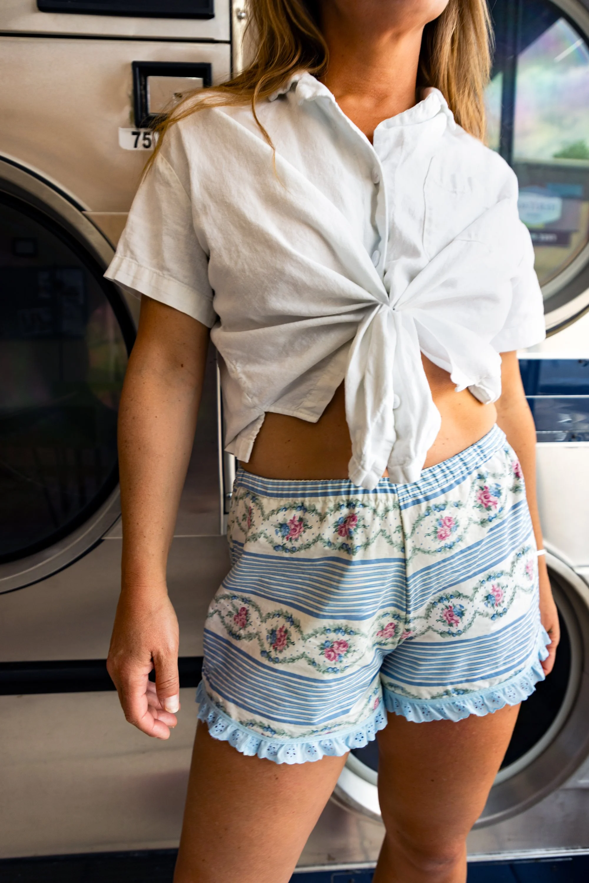 KATIE_STORE_SHORTS_WHITE_BLUE_LACE_LIFESTYLE_02.jpg