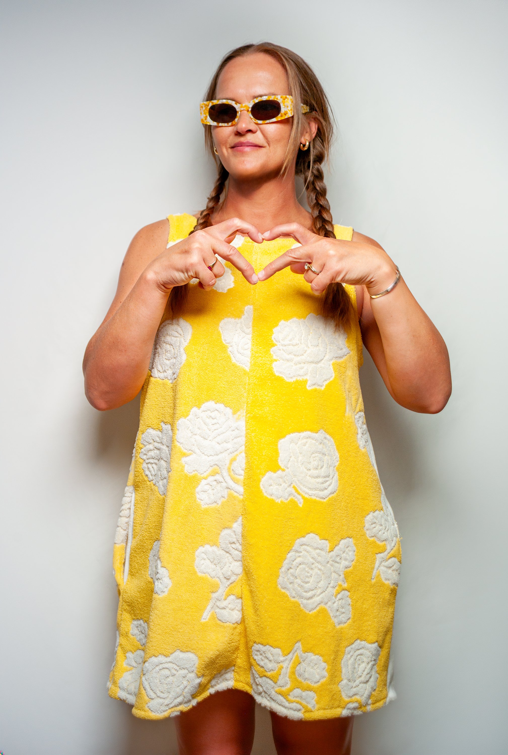 KATIE_STORE_DRESS_YELLOW_TOWEL_WHITE_FLOWERS_LIFESTYLE_01.jpg