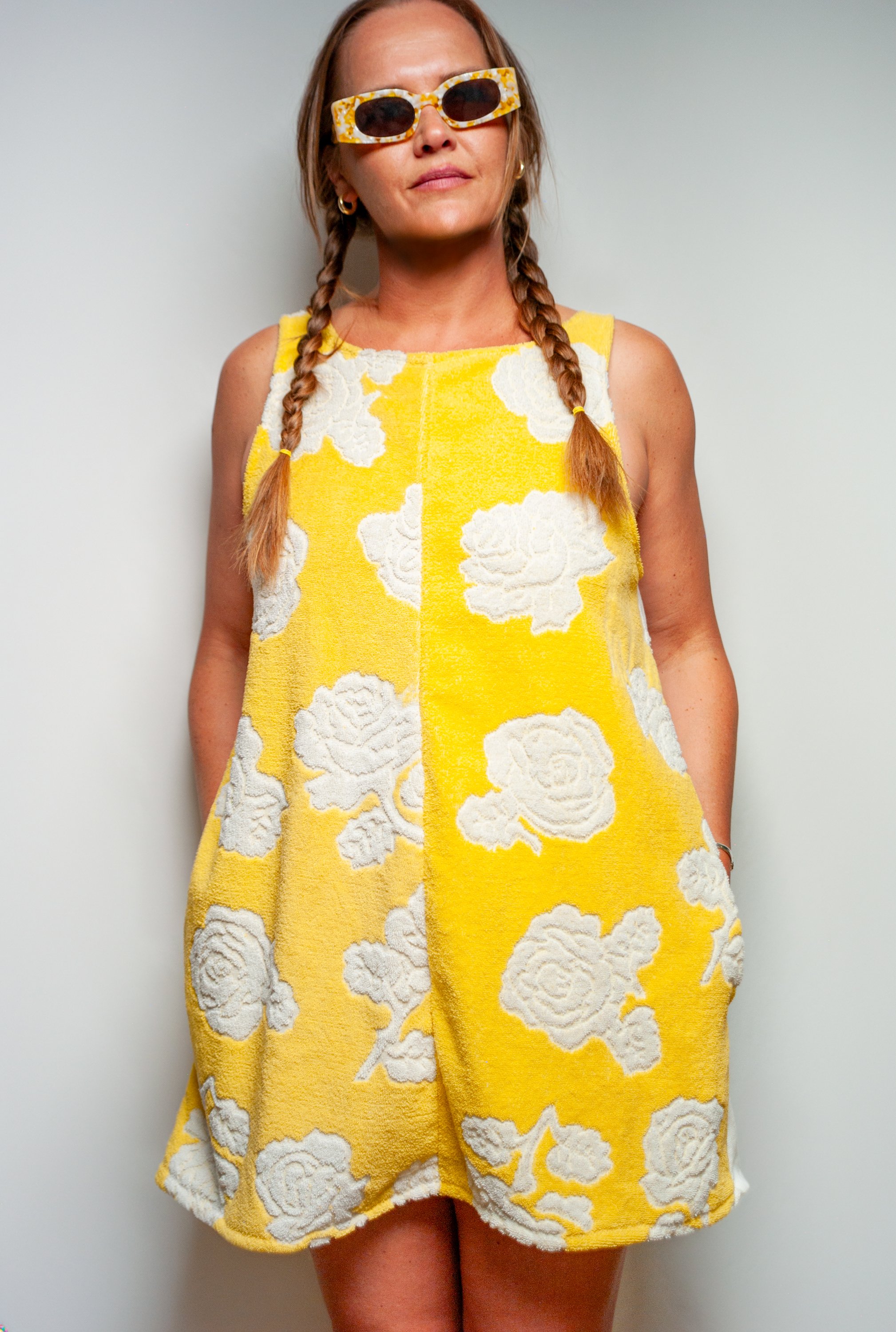 KATIE_STORE_DRESS_YELLOW_TOWEL_WHITE_FLOWERS_LIFESTYLE_02.jpg