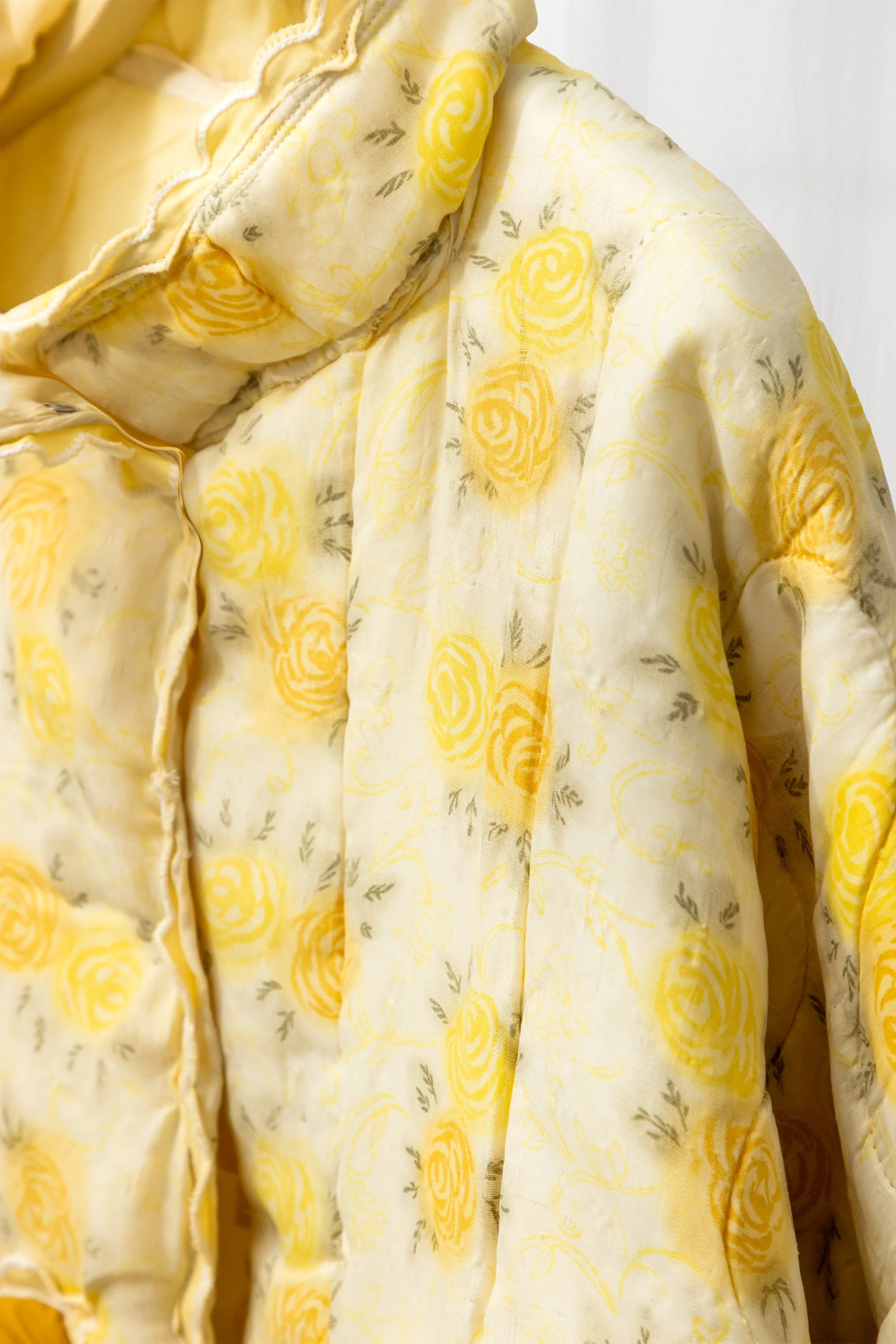 KATIE_STORE_JACKET_YELLOW_PUFFER_STUDIO_03.jpg
